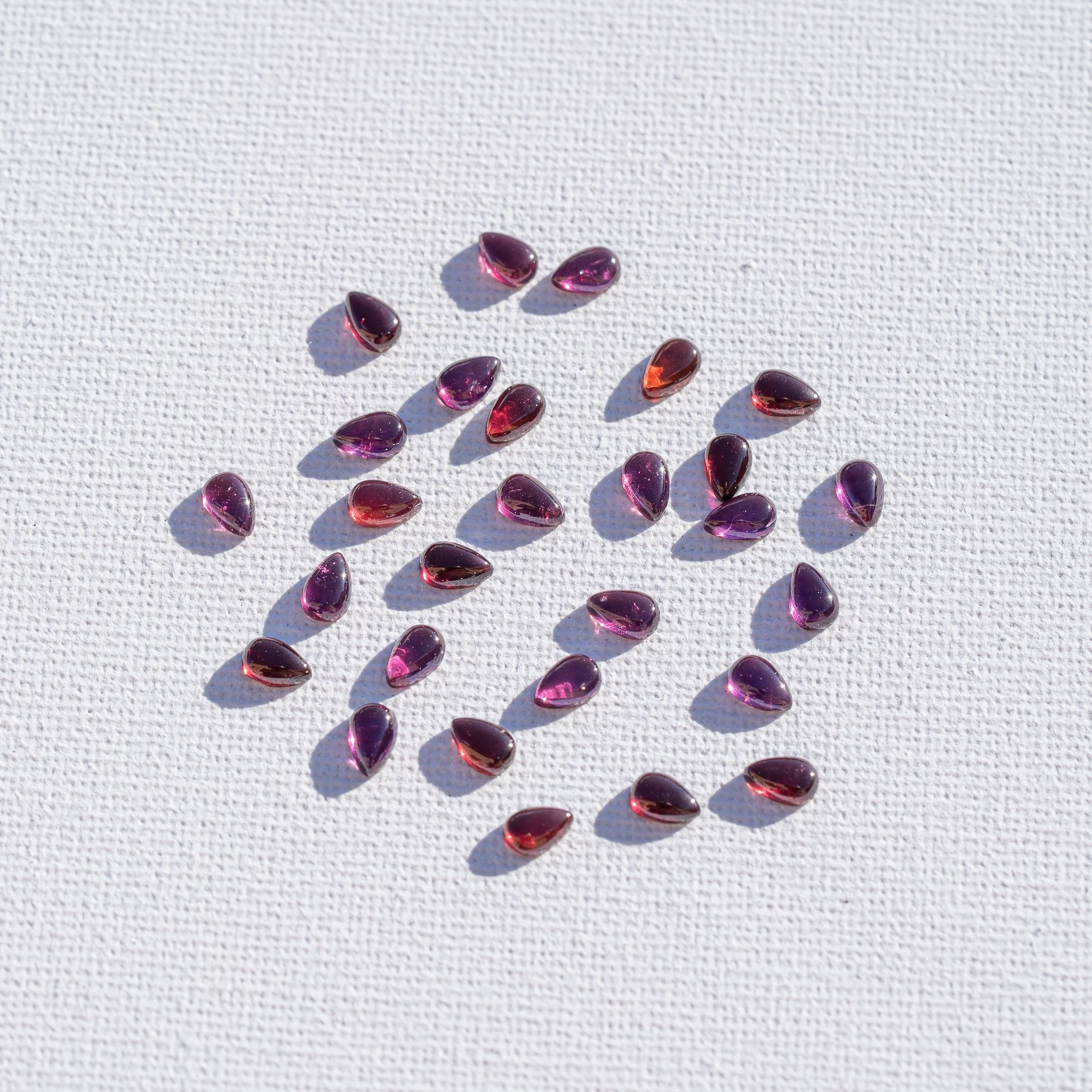Cabochon goutte de Grenat Rhodolite de env 6 x 4 mm ( à l&