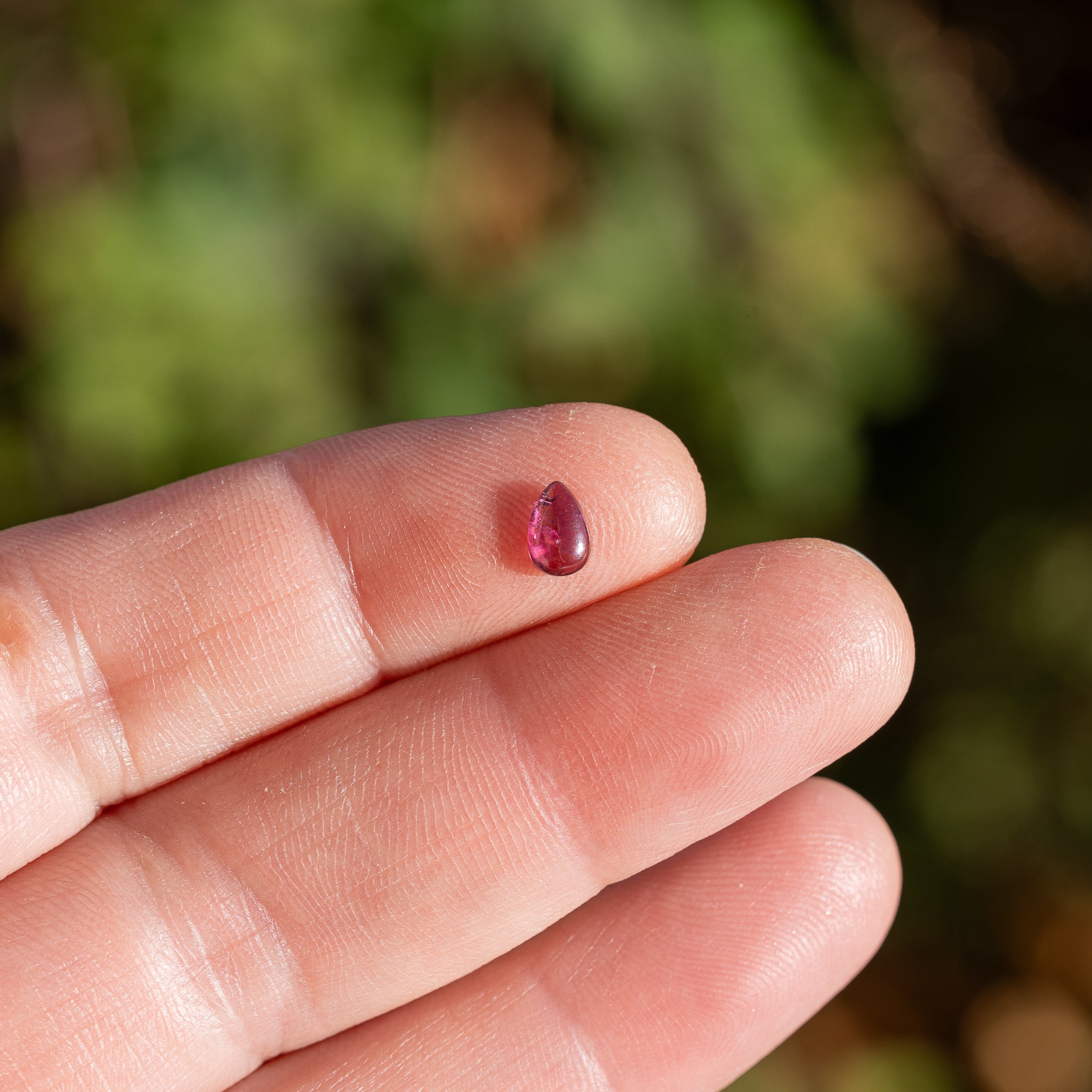 Cabochon goutte de Grenat Rhodolite de env 6 x 4 mm ( à l&