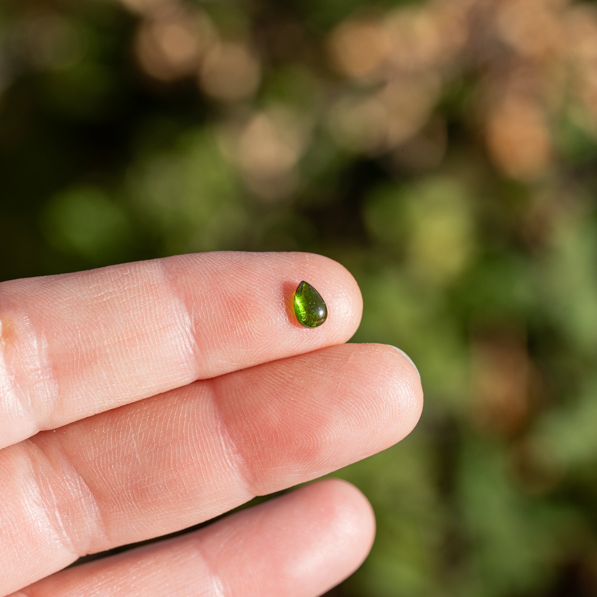 Cabochon goutte de Diopside chrome de env 6 x 4 mm ( à l&