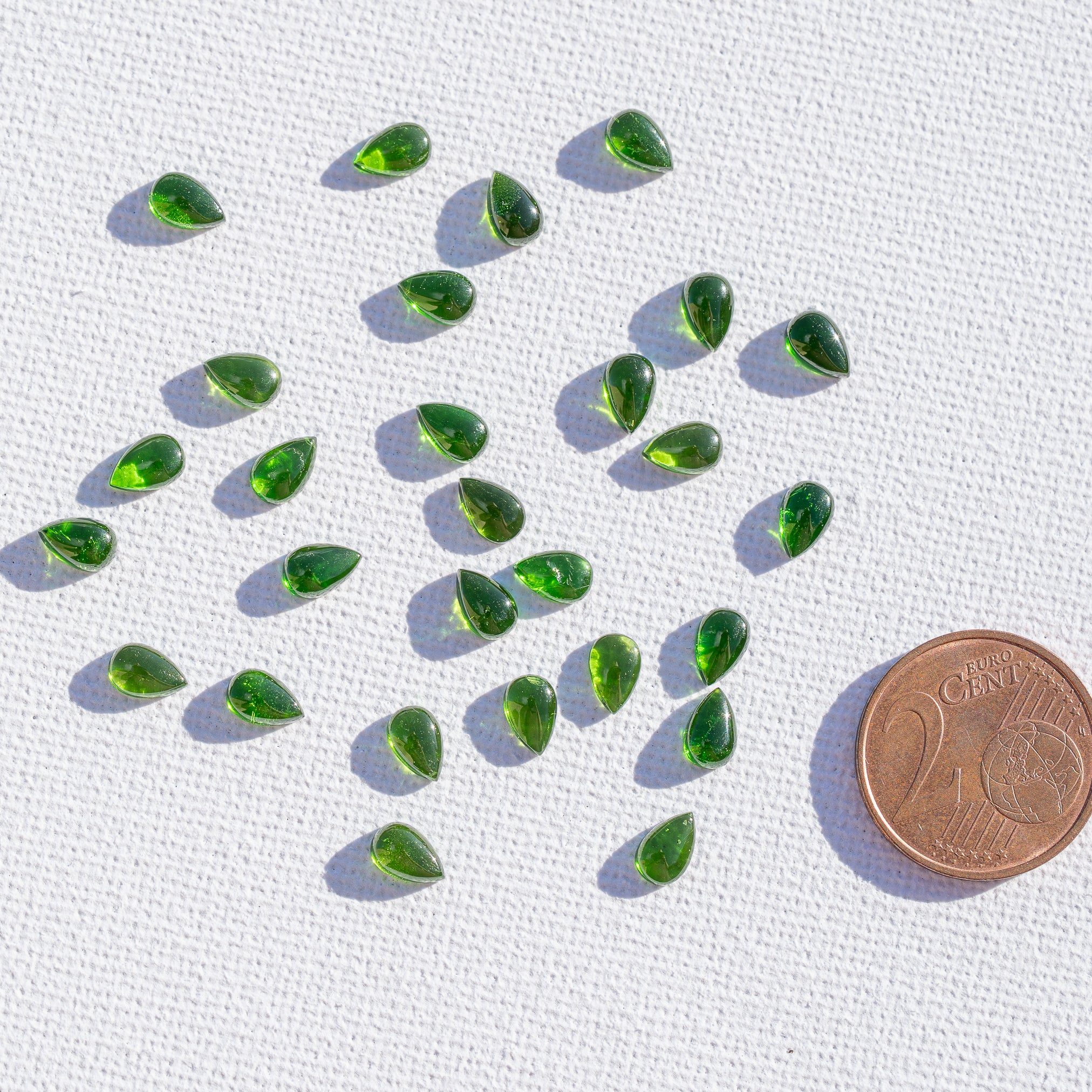 Cabochon goutte de Diopside chrome de env 6 x 4 mm ( à l&