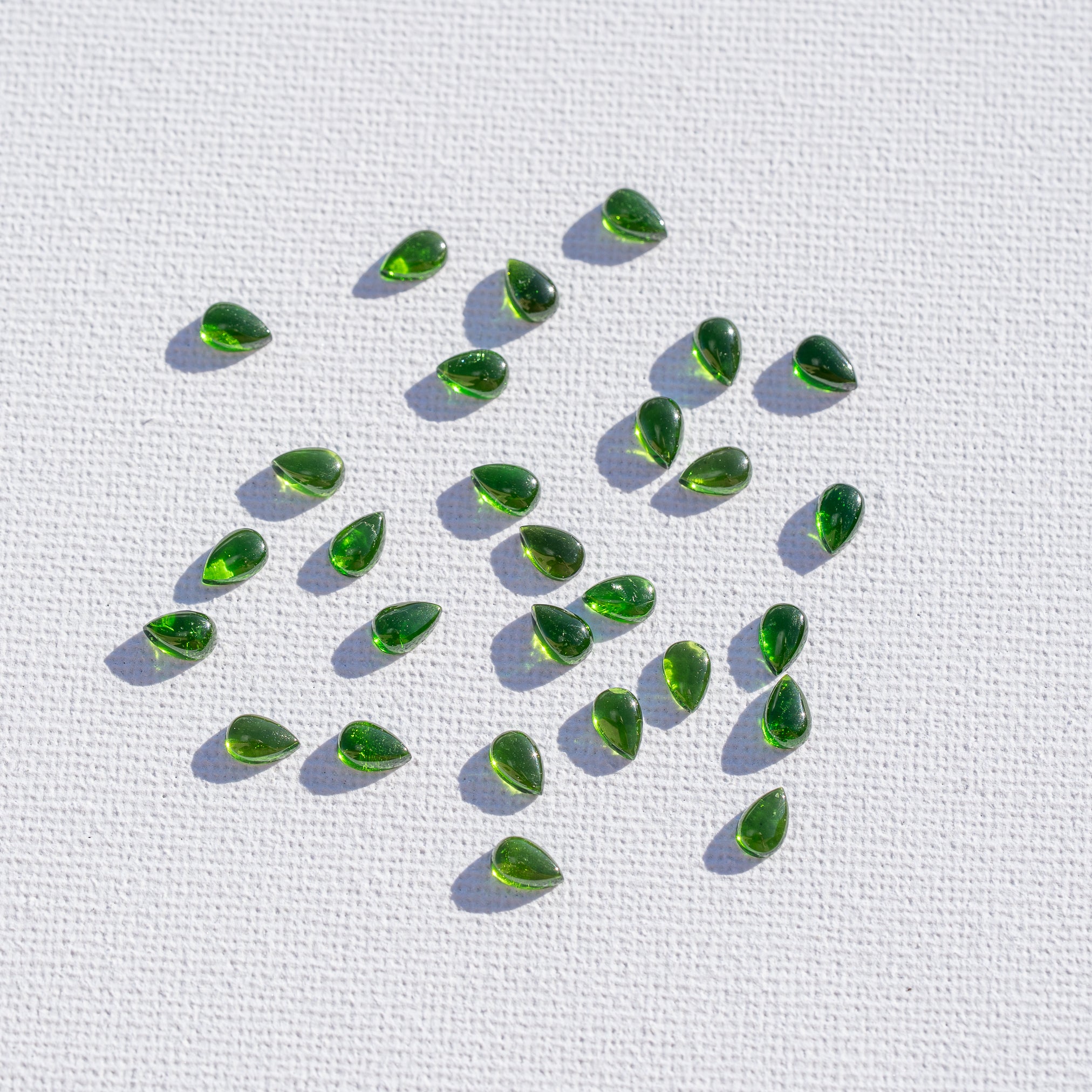 Cabochon goutte de Diopside chrome de env 6 x 4 mm ( à l&
