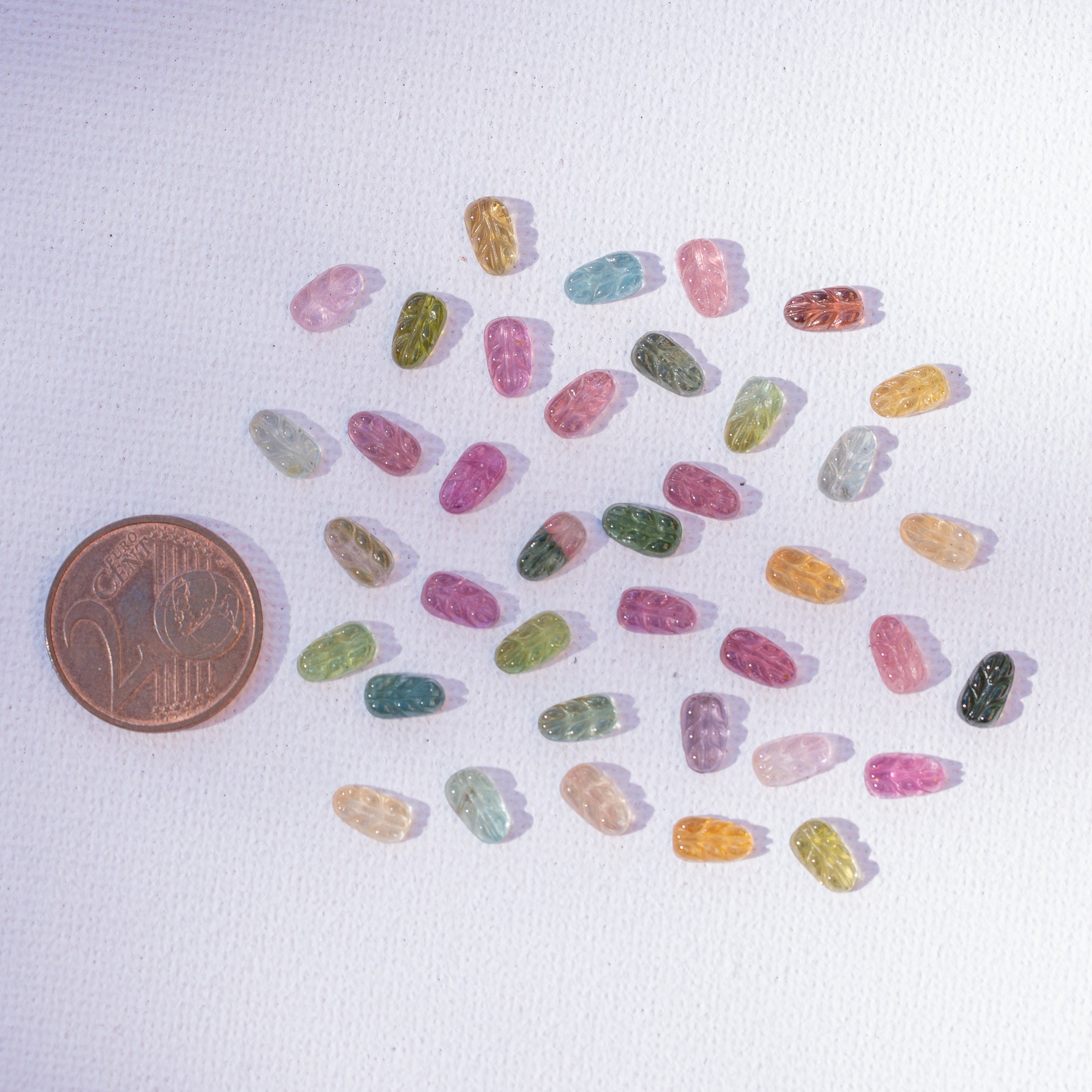 Cabochon feuille de Tourmaline multicolore de env 7 x 4 mm ( à l&