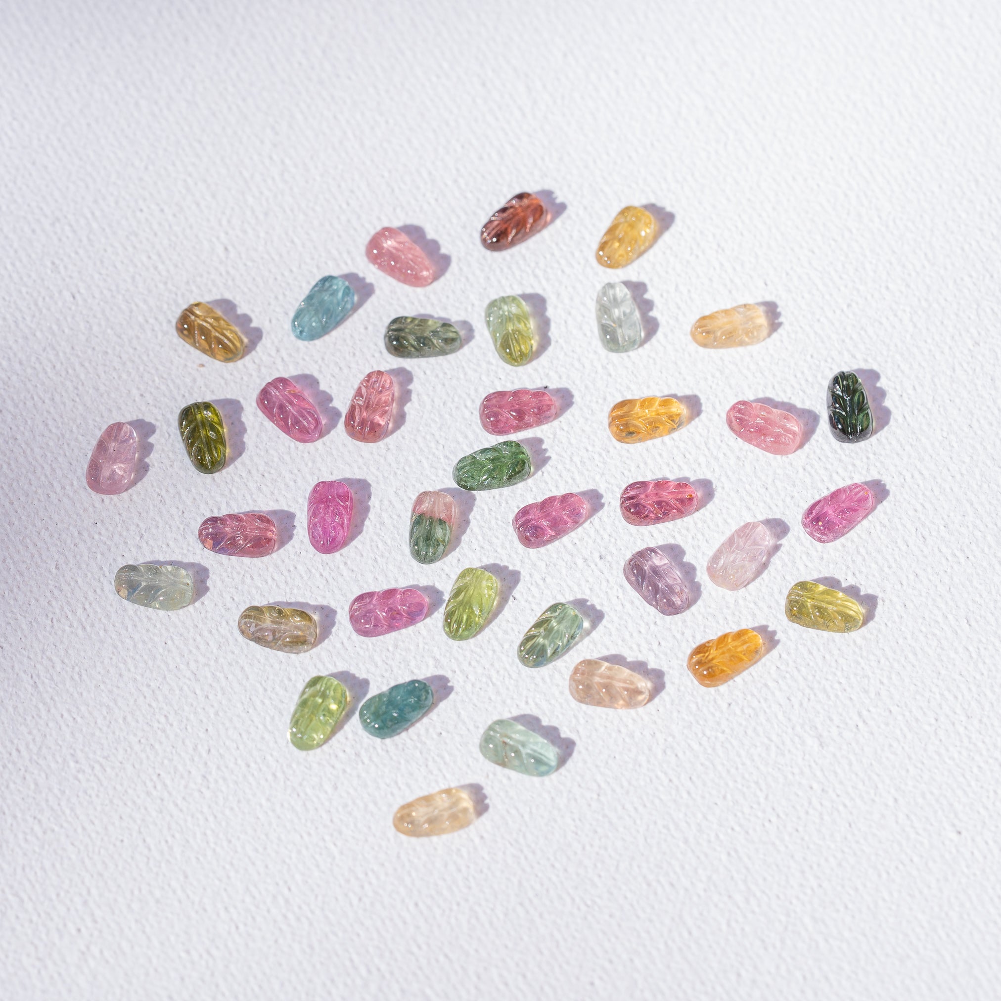 Cabochon feuille de Tourmaline multicolore de env 7 x 4 mm ( à l&