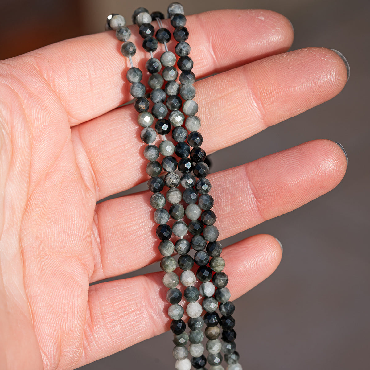 Perles rondes facettes en Oeil de faucon de 4 mm ( rang de env 96 perles )