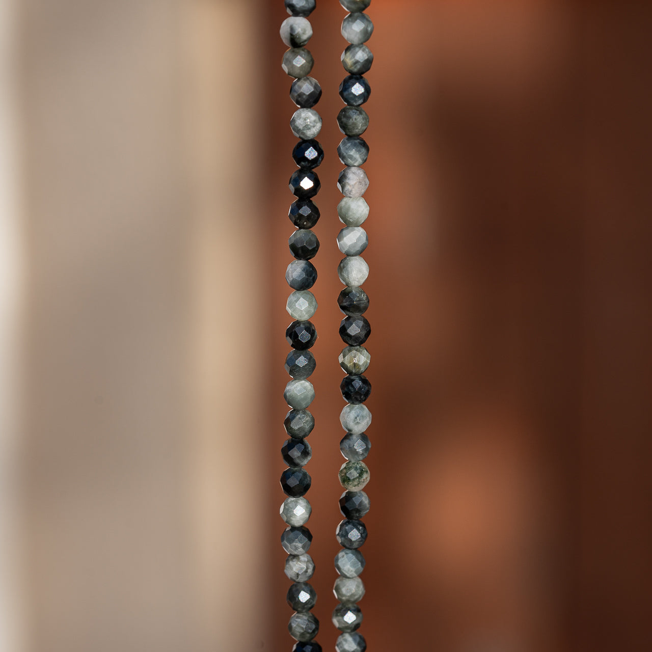 Perles rondes facettes en Oeil de faucon de 4 mm ( rang de env 96 perles )