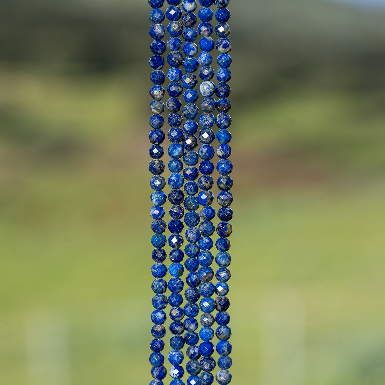 Perles rondes facettes de Lapis-lazuli de 3,5 ou 4 mm ( rang de env 112 ou 90 perles )