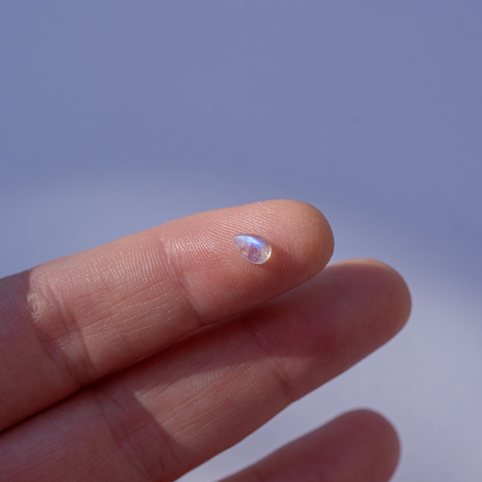 Cabochon goutte de Labradorite blanche de env 6 x 4 mm ( à l&
