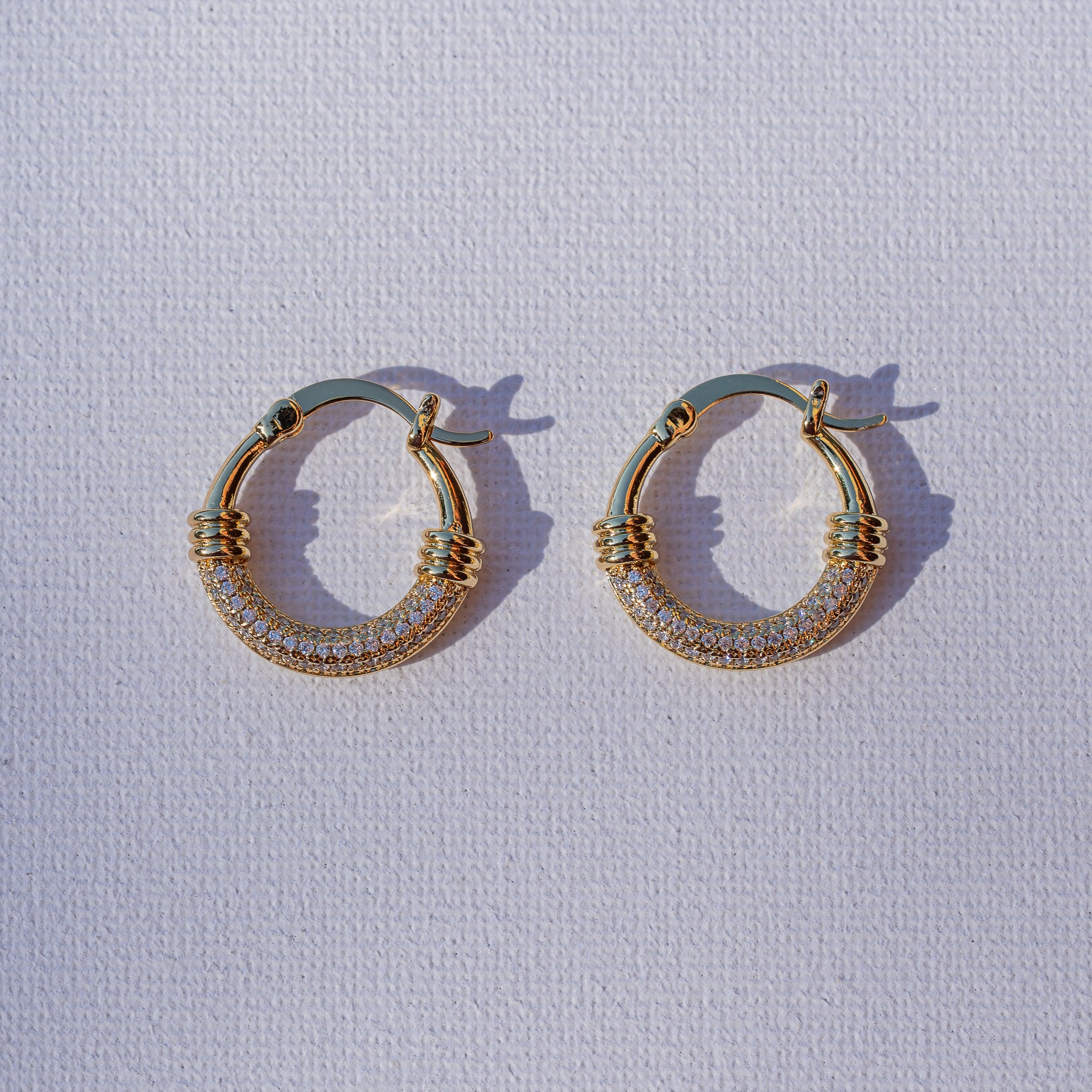 Créoles rondes en laiton plaqué or 18k et zirconium de 22 x 3,5 mm ( la paire )
