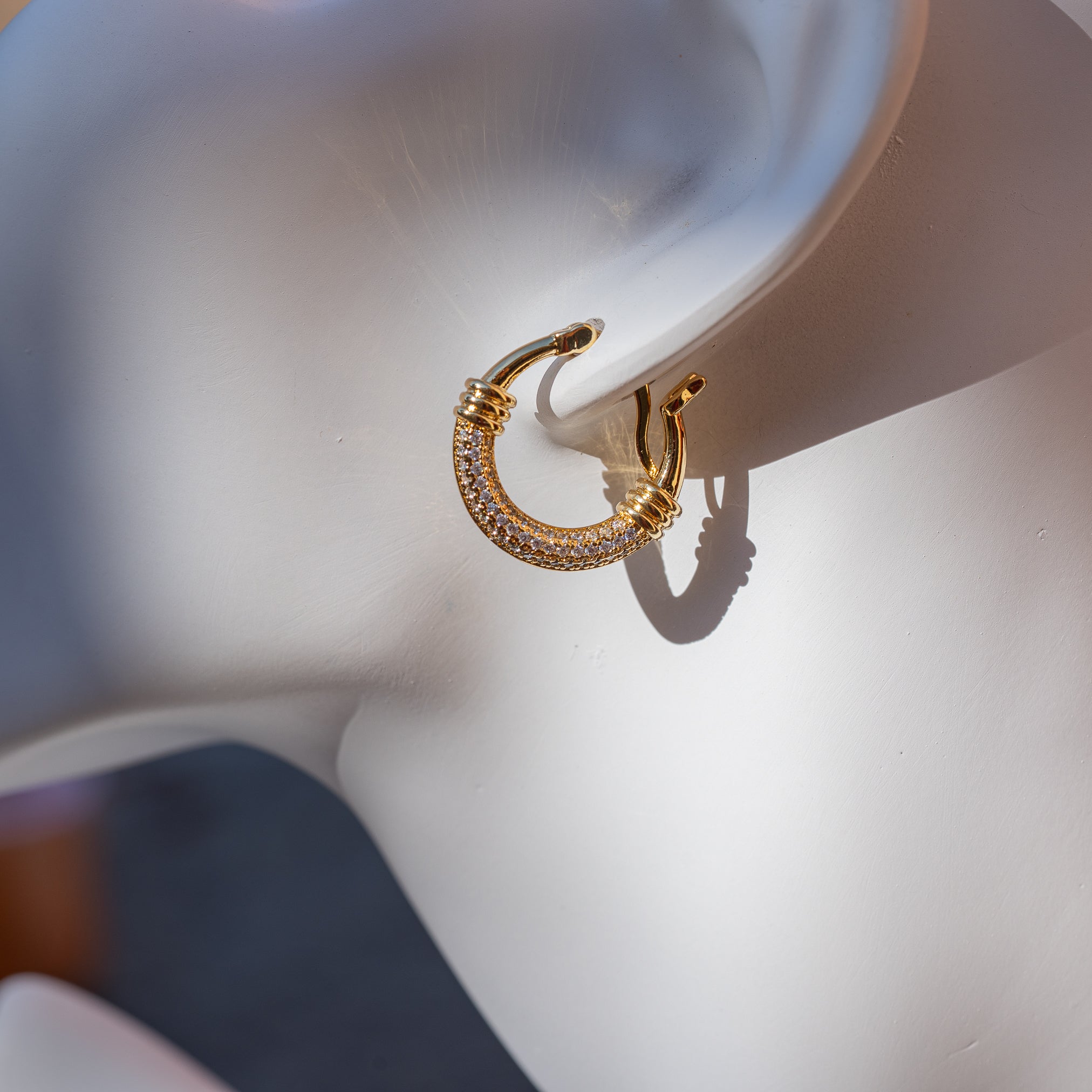 Créoles rondes en laiton plaqué or 18k et zirconium de 22 x 3,5 mm ( la paire )