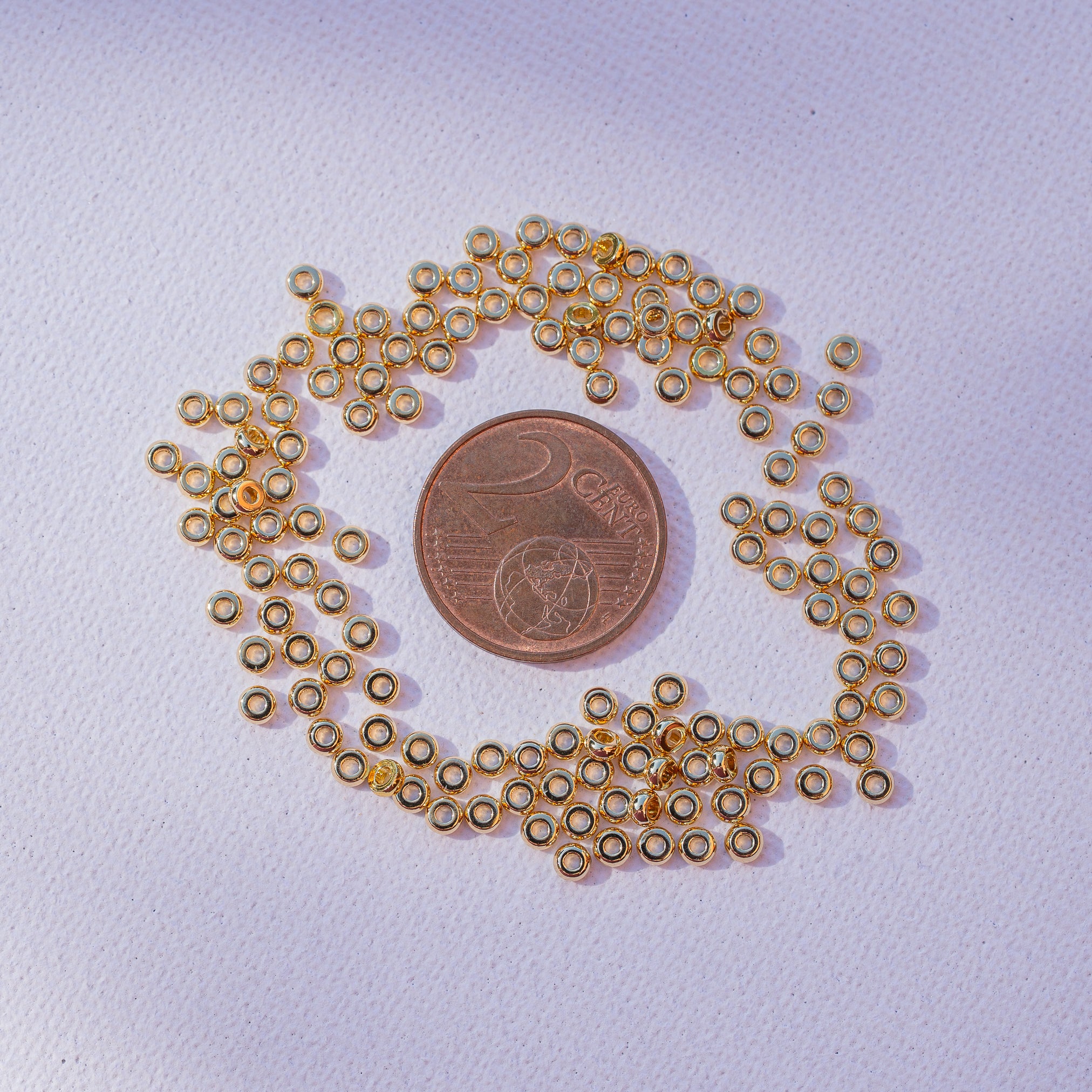Perles rondelles plates lisses en laiton plaqué or 18k de 3 x 1,5 mm ( lot de 10 )