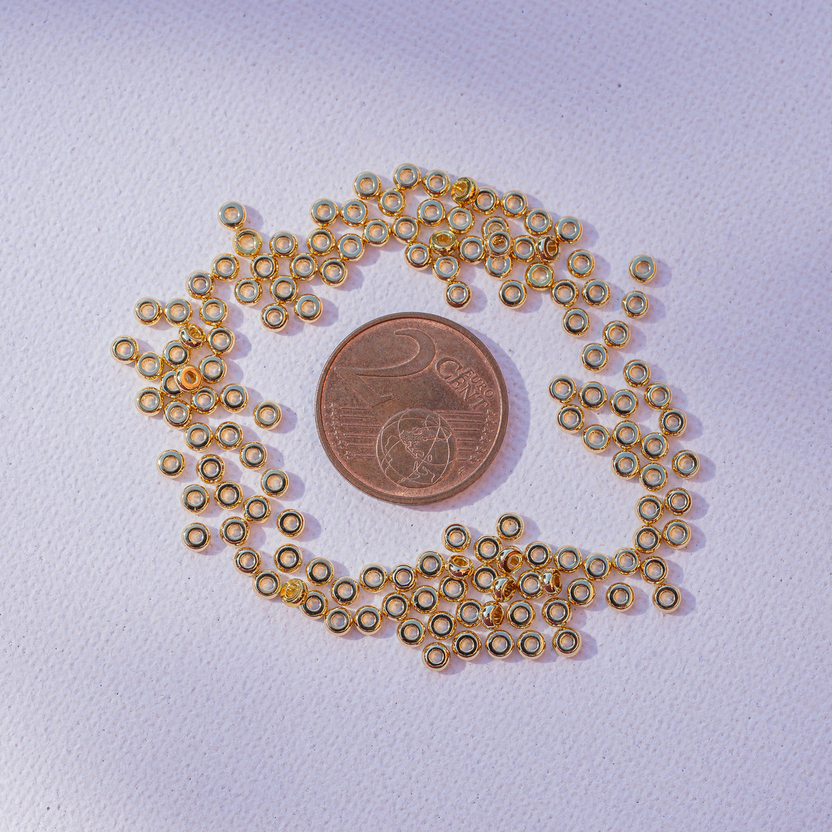 Perles rondelles plates lisses en laiton plaqué or 18k de 3 x 1,5 mm ( lot de 10 )