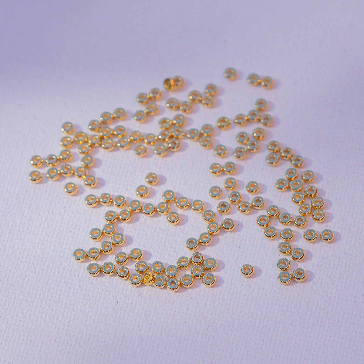 Perles rondelles plates lisses en laiton plaqué or 18k de 3 x 1,5 mm ( lot de 10 )