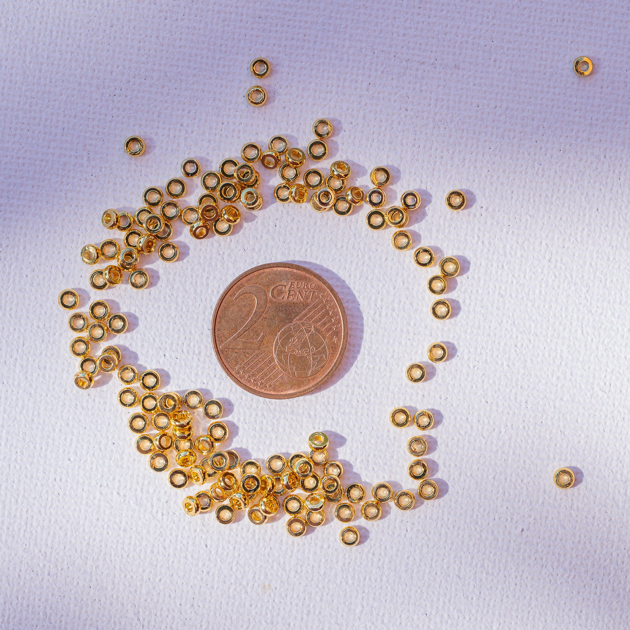 Perles rondelles plates lisses en laiton plaqué or 24k de 2,7 x 1,3 mm ( lot de 10 )