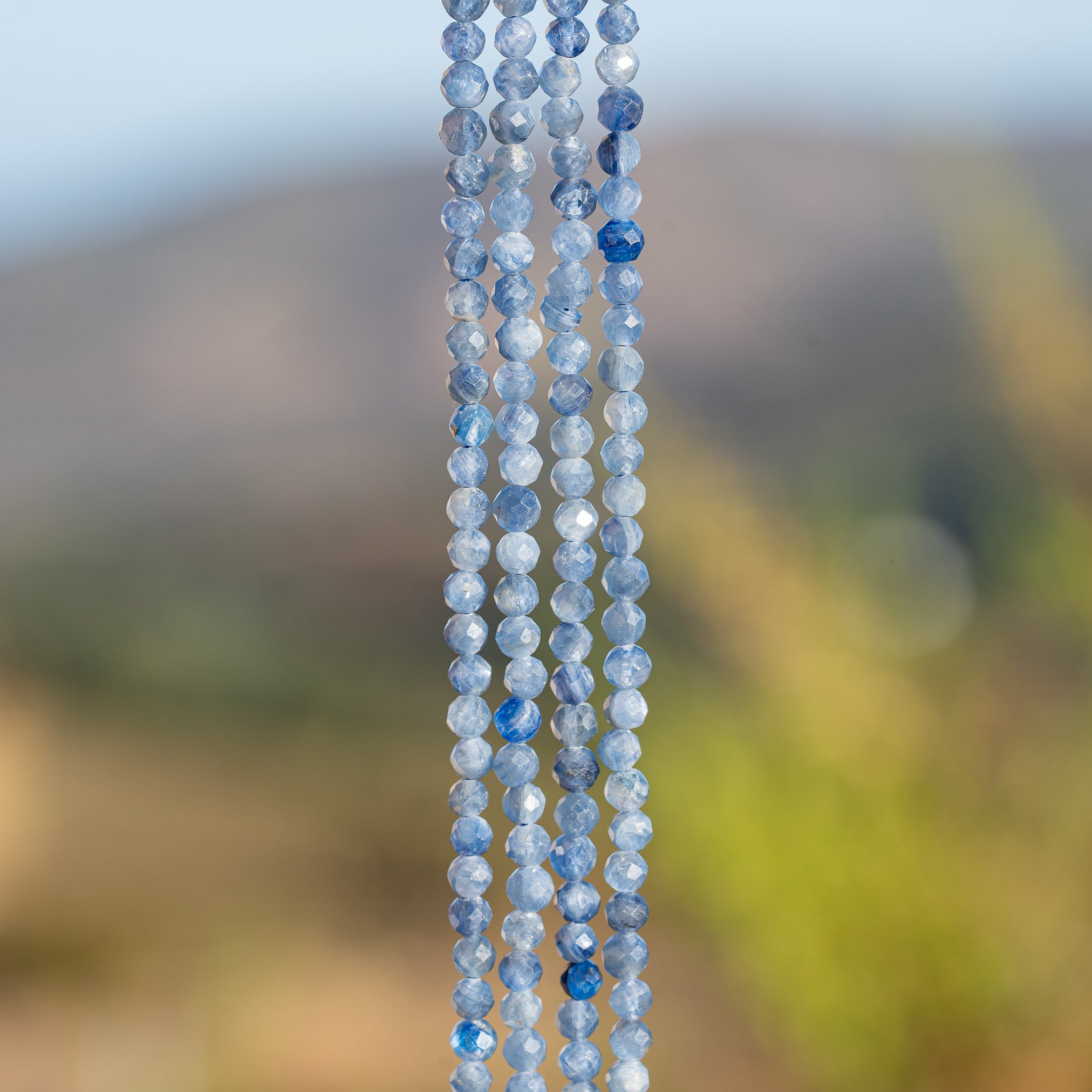Perles rondes facettes de Cyanite bleue de 4 mm ( 1/2 rang de env 54 perles )