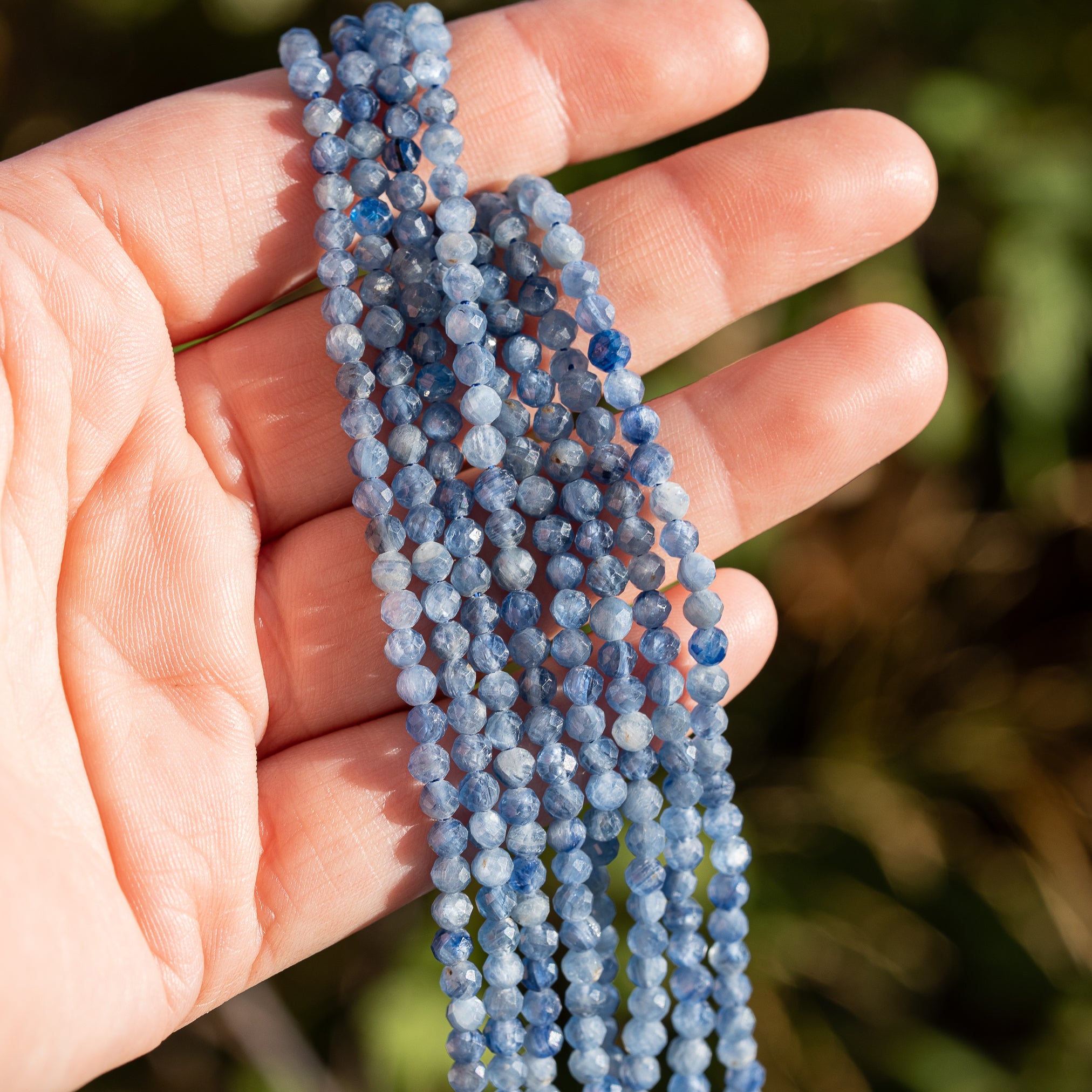 Perles rondes facettes de Cyanite bleue de 4 mm ( 1/2 rang de env 54 perles )