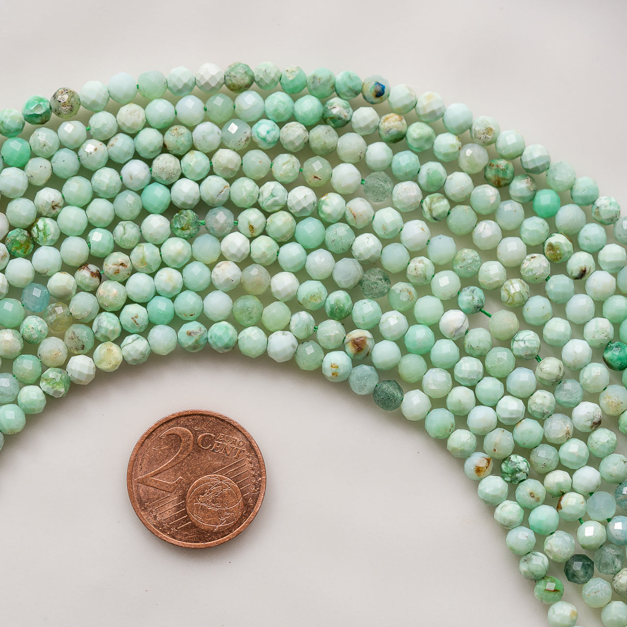 Perles rondes facettes en Opale verte de 4 mm ( rang de env 95 perles )