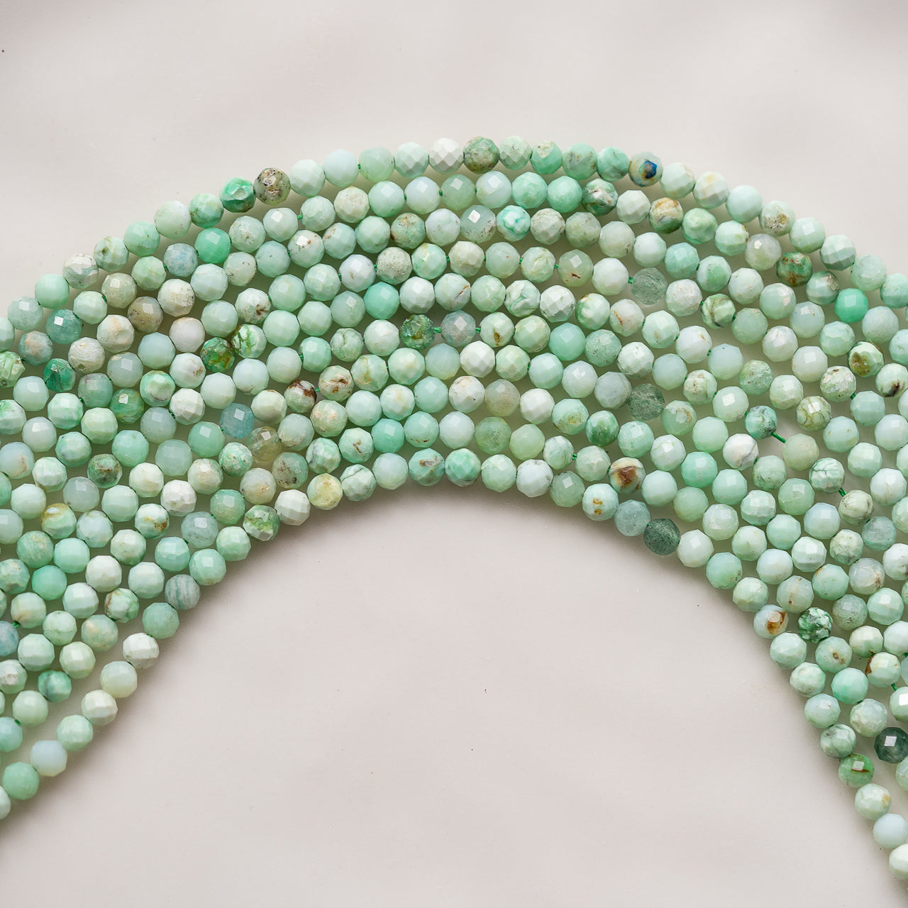 Perles rondes facettes en Opale verte de 4 mm ( rang de env 95 perles )