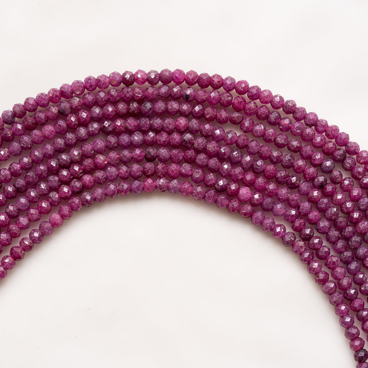 Perles rondelles facettes de Rubis de 3/4 mm ( 1/2 rang de env 63/70 perles )