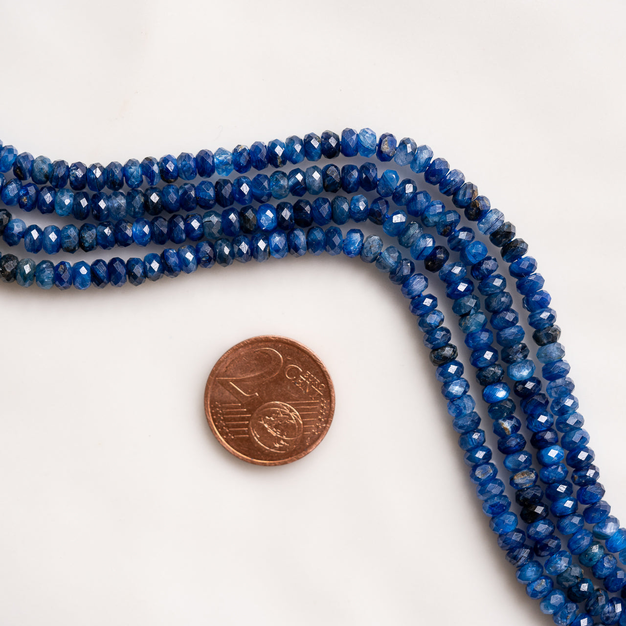 Perles rondelles facettes de Cyanite AA de 4 mm ( 1/2 rang de env 80 perles )