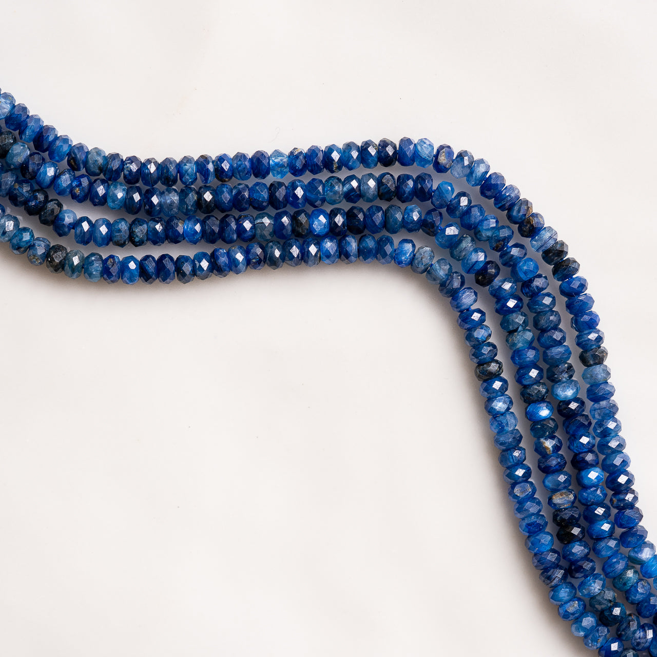 Perles rondelles facettes de Cyanite AA de 4 mm ( 1/2 rang de env 80 perles )