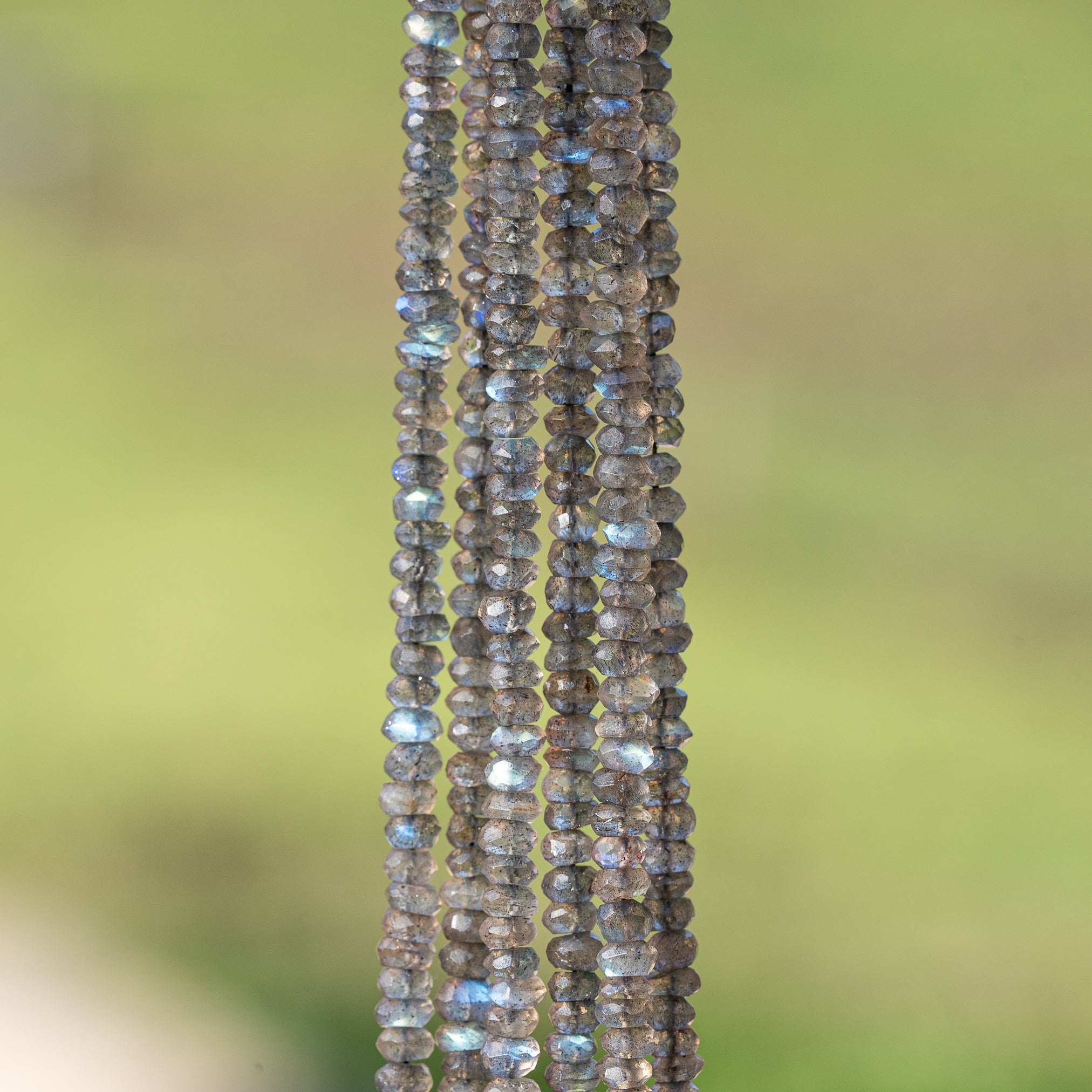 Perles rondelles facettes de Labradorite de 3 x 2 mm ( 1/2 rang de env 68 perles )
