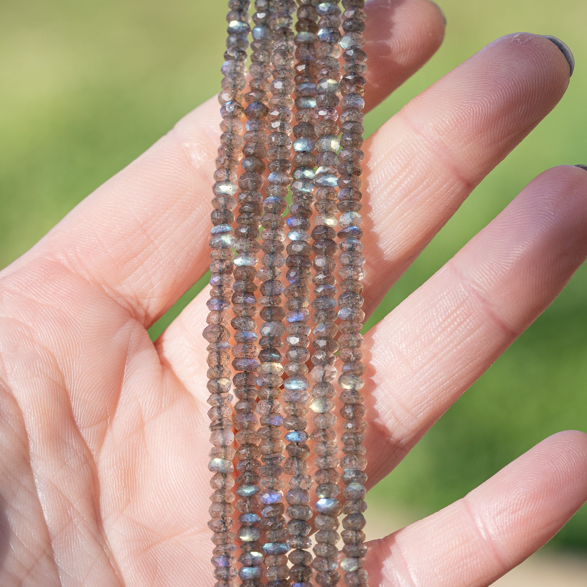 Perles rondelles facettes de Labradorite de 3 x 2 mm ( 1/2 rang de env 68 perles )
