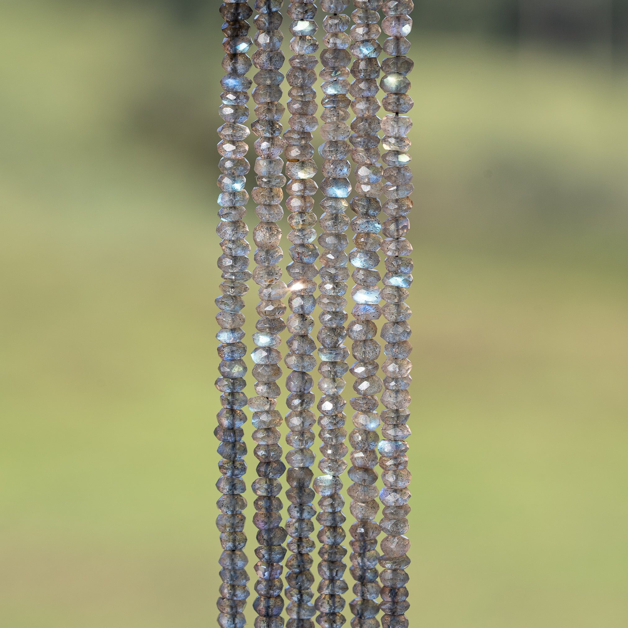 Perles rondelles facettes de Labradorite de 3 x 2 mm ( 1/2 rang de env 68 perles )
