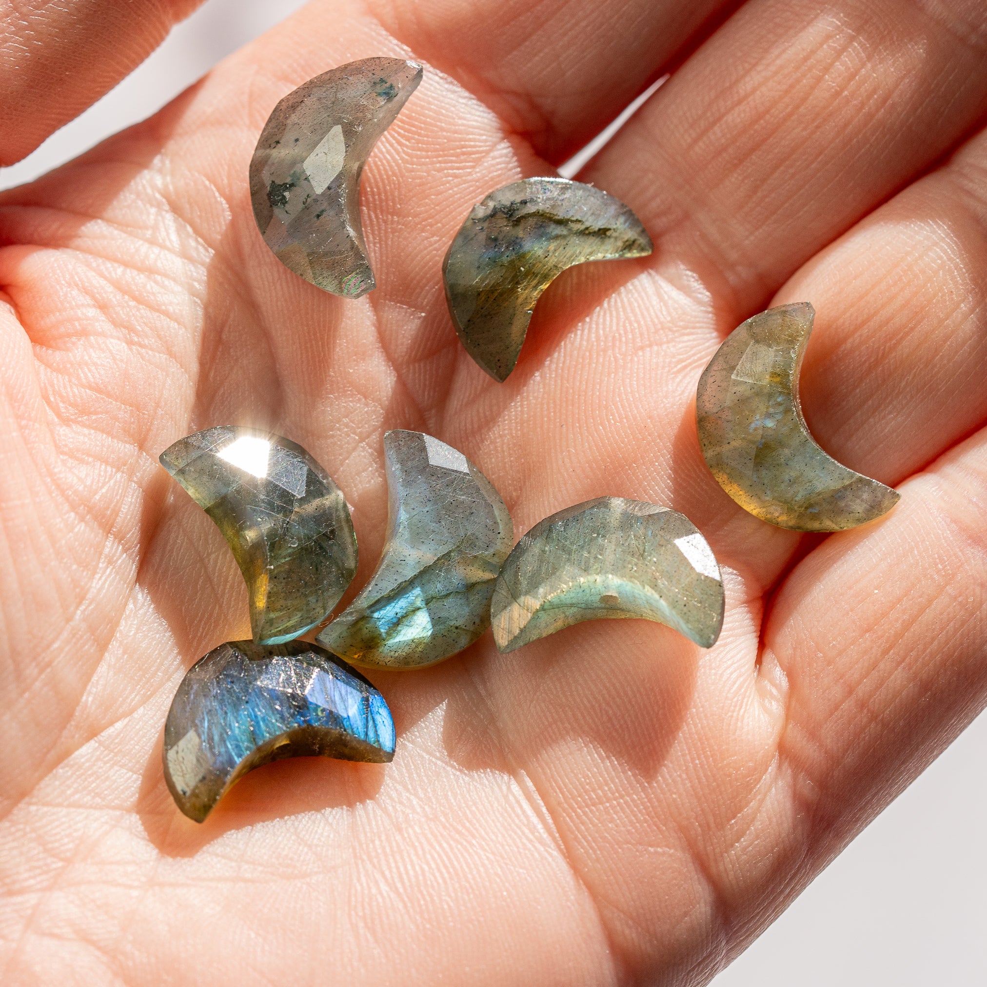 Les " Nidhih " lunes en Labradorite de env 17 mm ( à l&