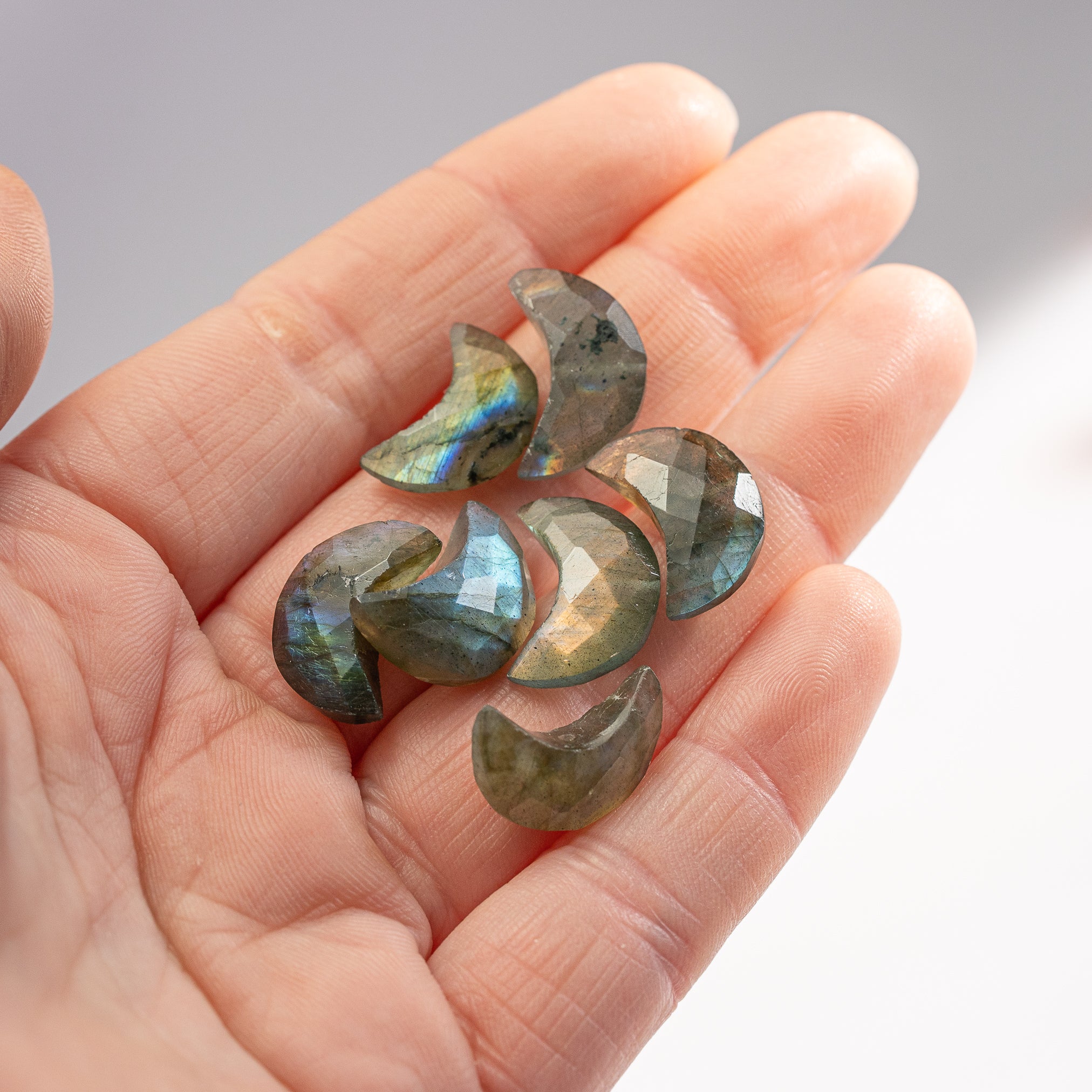 Les " Nidhih " lunes en Labradorite de env 17 mm ( à l&