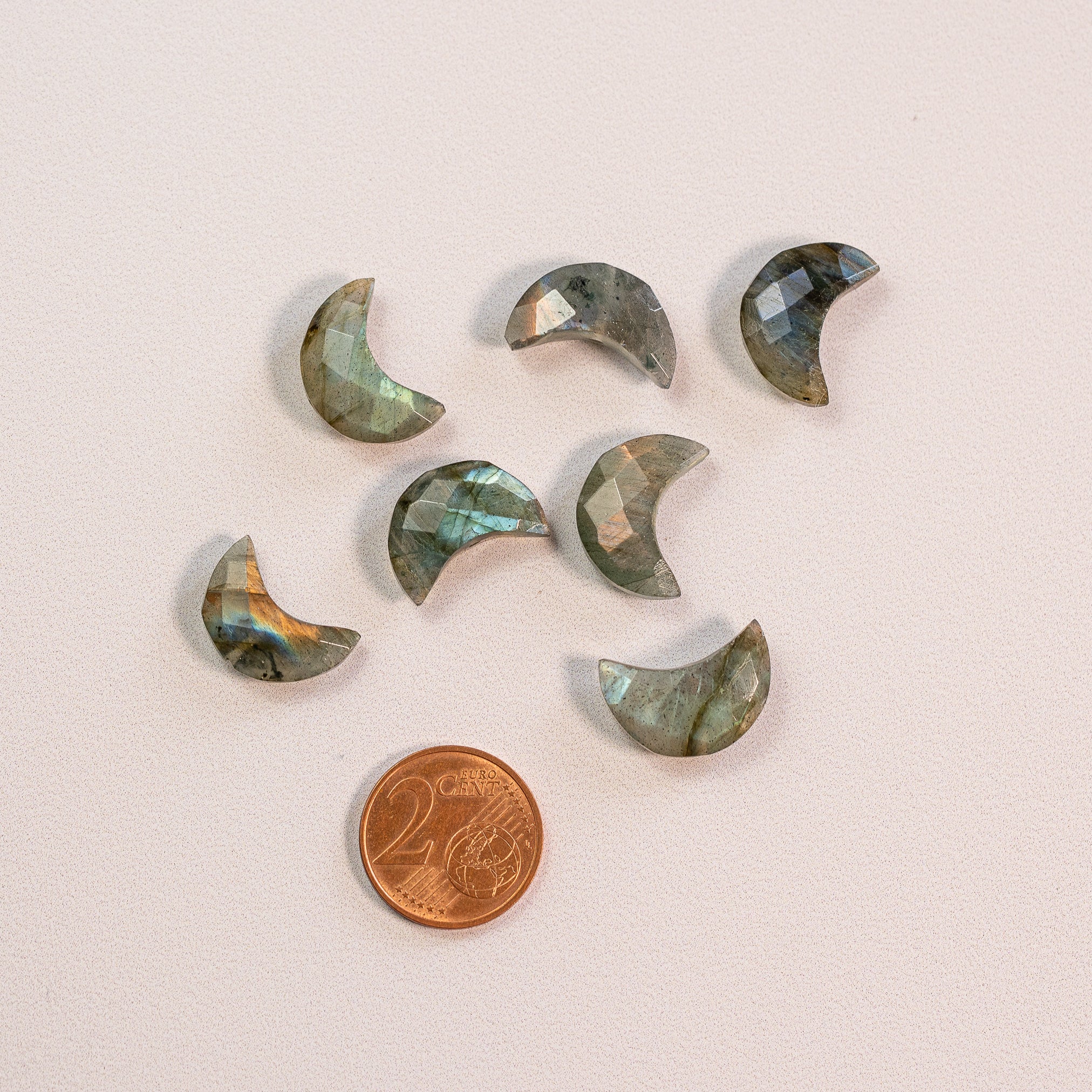 Les " Nidhih " lunes en Labradorite de env 17 mm ( à l&