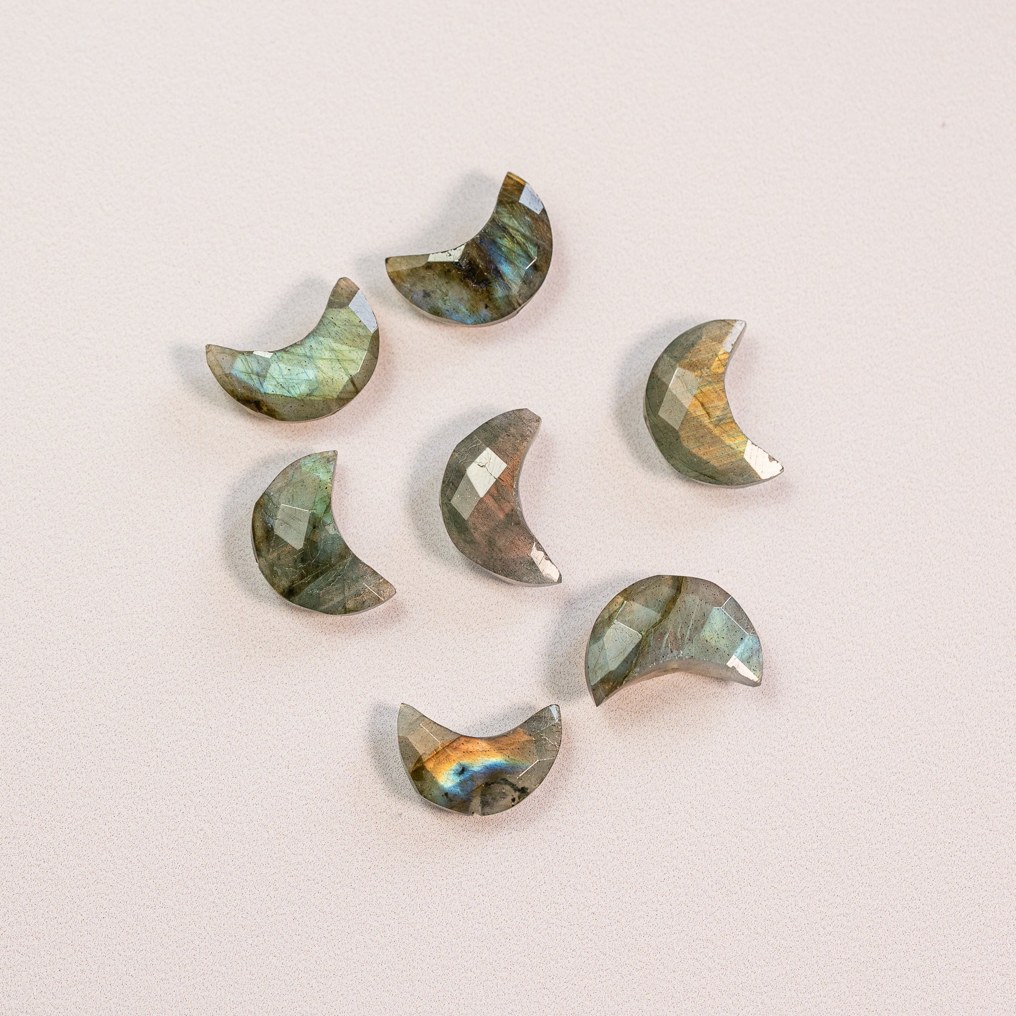 Les " Nidhih " lunes en Labradorite de env 17 mm ( à l&