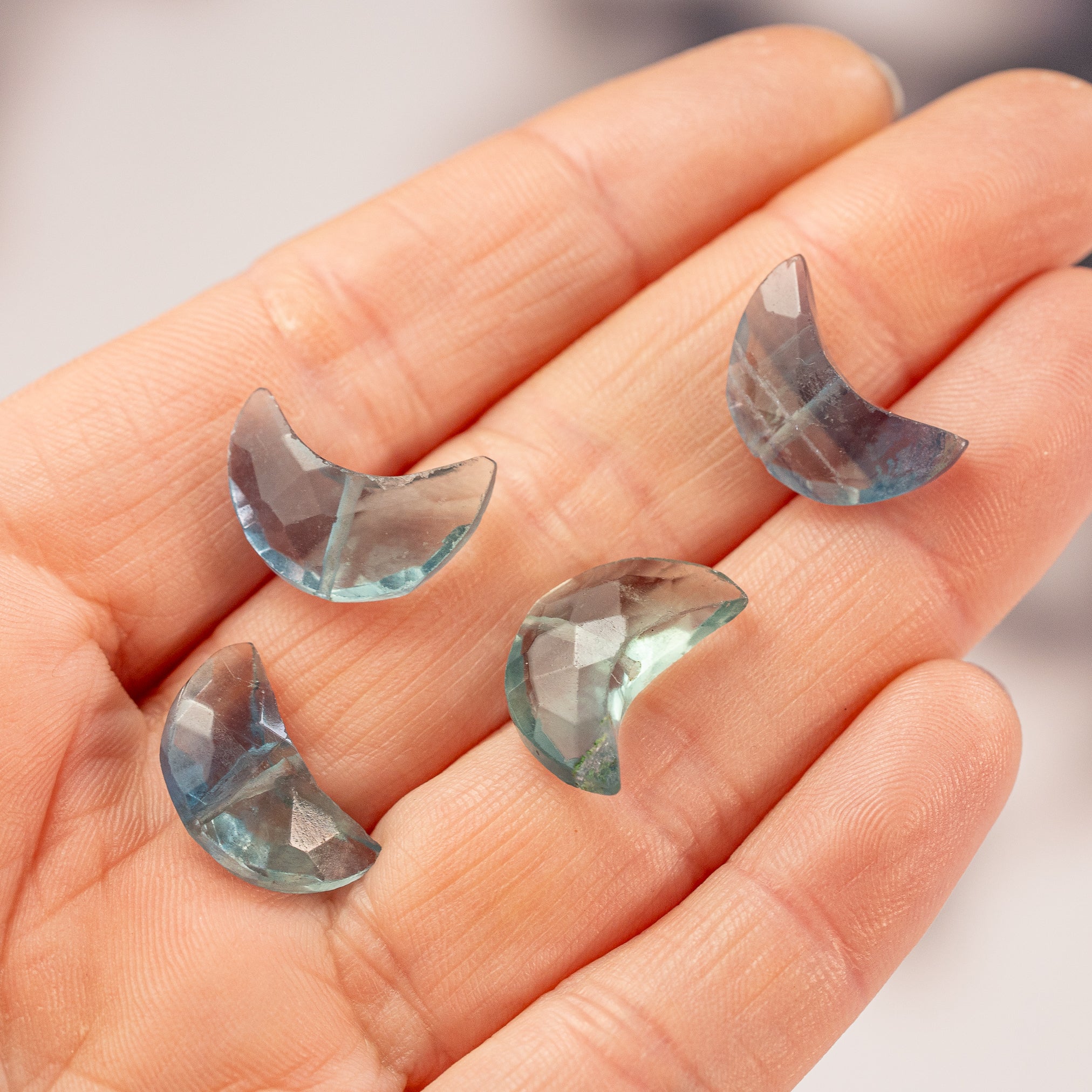 Les " Nidhih " lunes en Fluorite de env 17 mm ( à l&