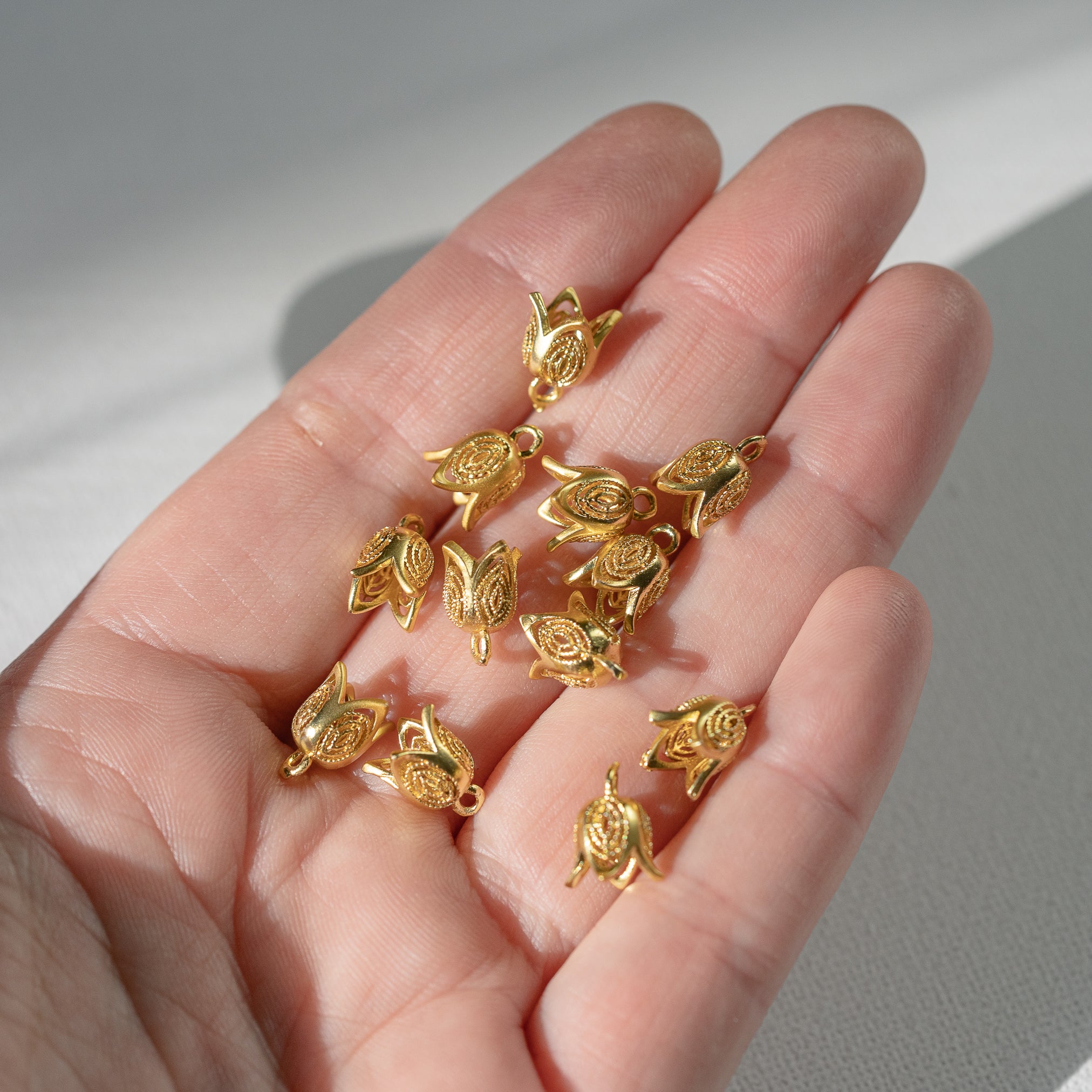 Petites breloques fleurs/clochettes filigranées en laiton plaqué or 18k de 10 mm ( à l&