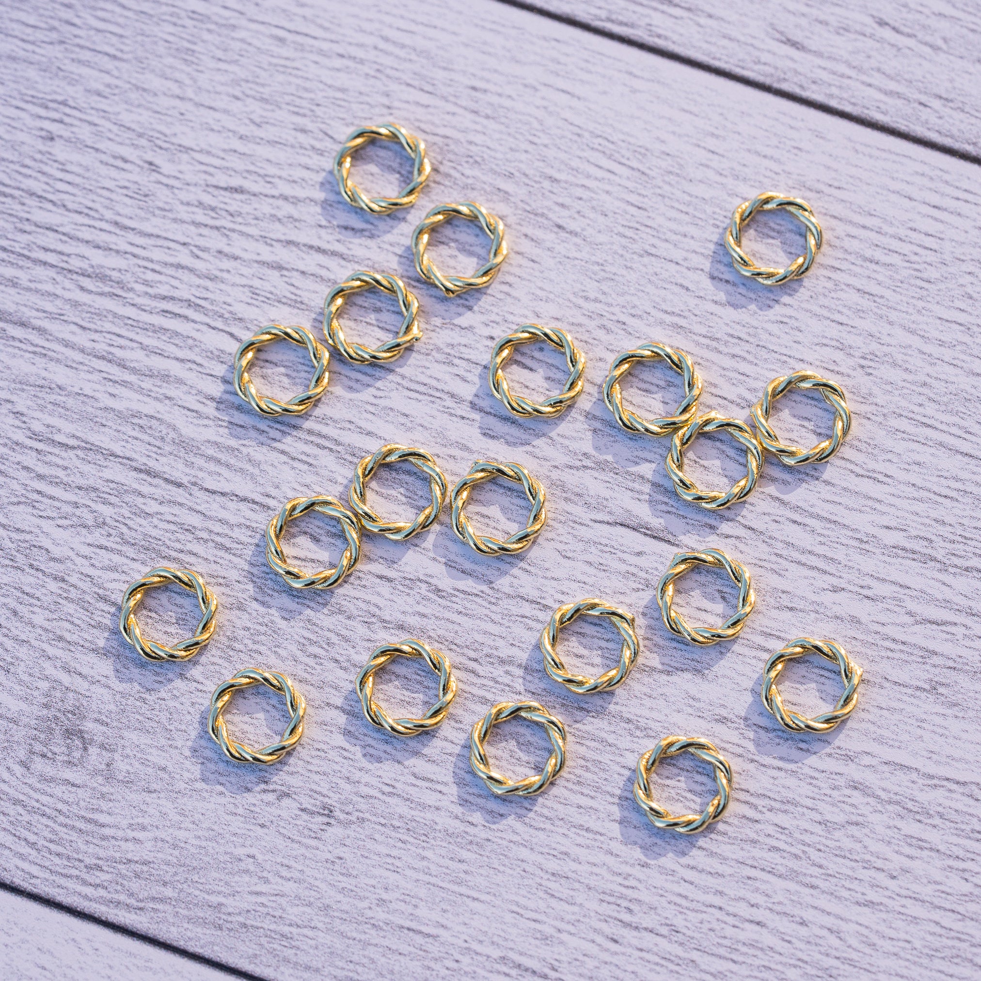 Anneaux fermés ronds torsadés en laiton plaqués or 24k ou 14k de 6, 8 ou 10 mm ( lot de 2 )