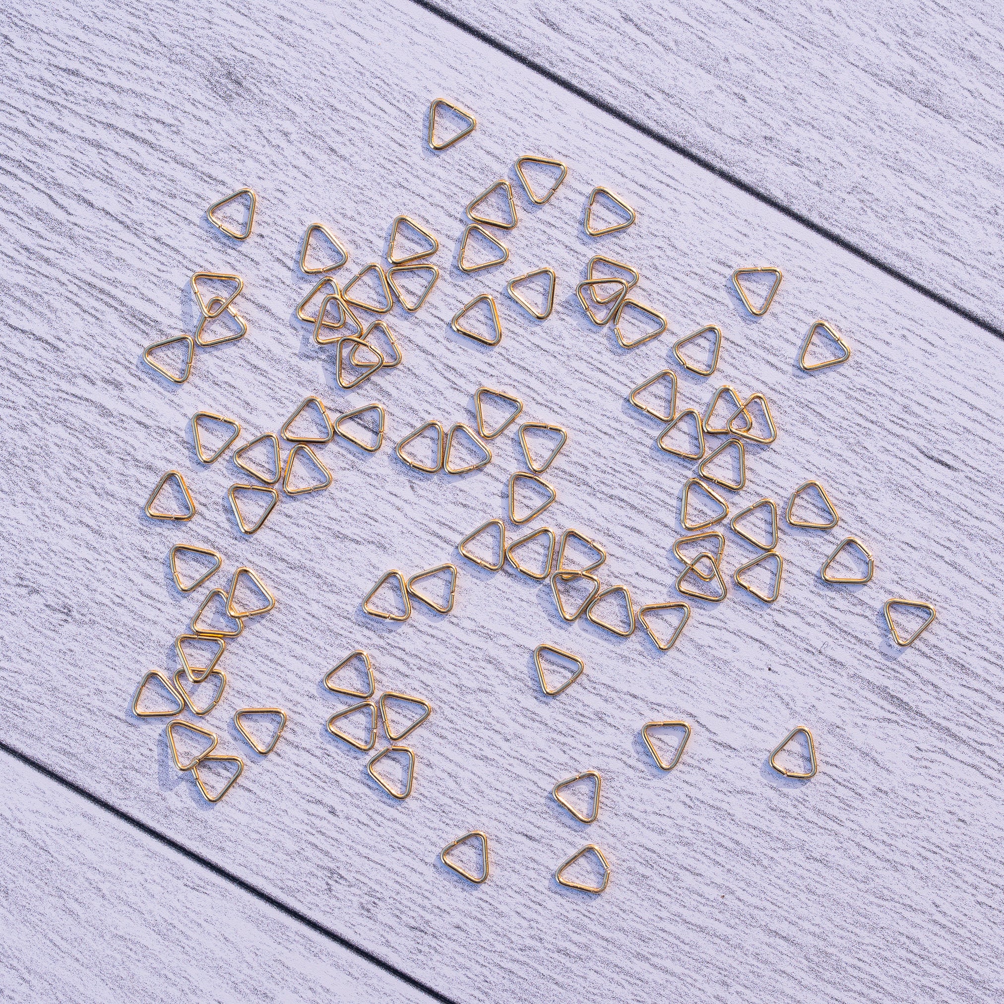 Anneaux de jonction triangles inox plaqués or 18k de 6 x 6 x 0,7 mm ( lot de 10 )