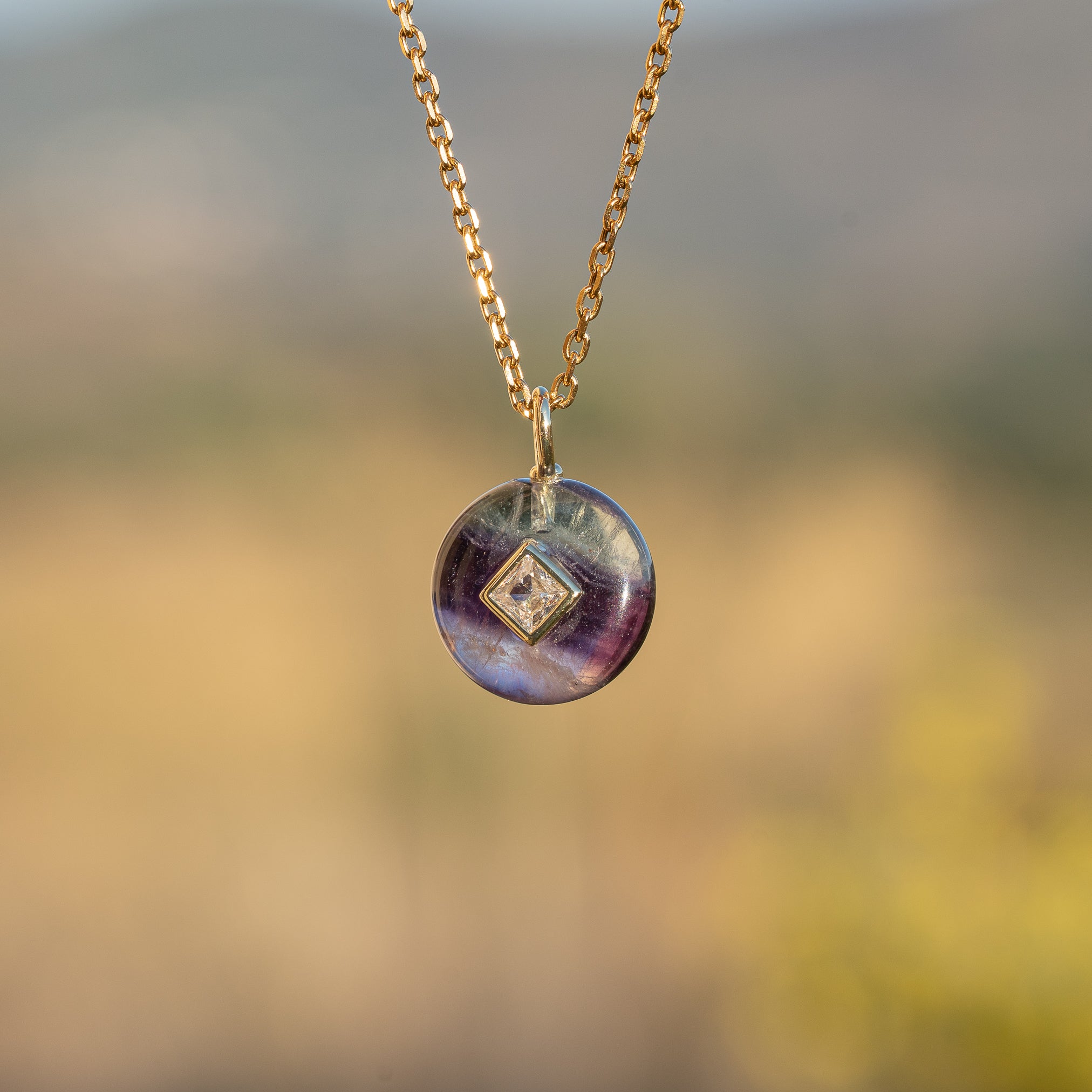 Pendentifs ronds en Fluorite, laiton doré et zirconium au choix de 22 mm ( à l&