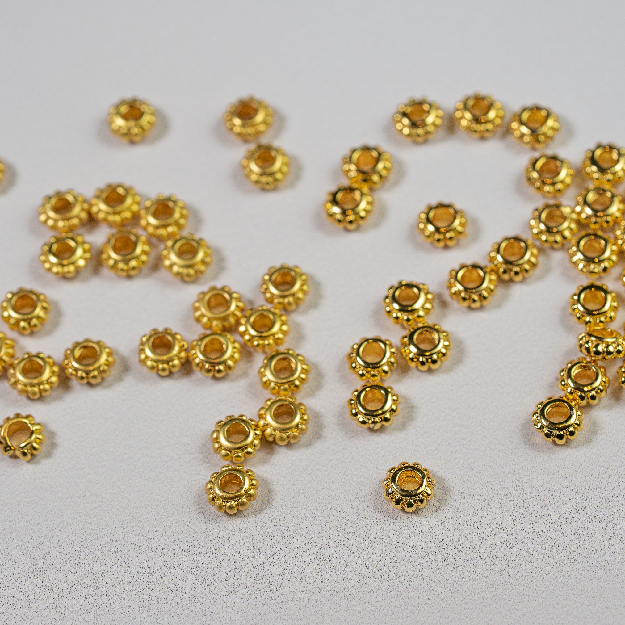 Perles rondelles " India " en laiton plaqué or 18k de 7 x 3,5 mm au choix ( lot de 4 )