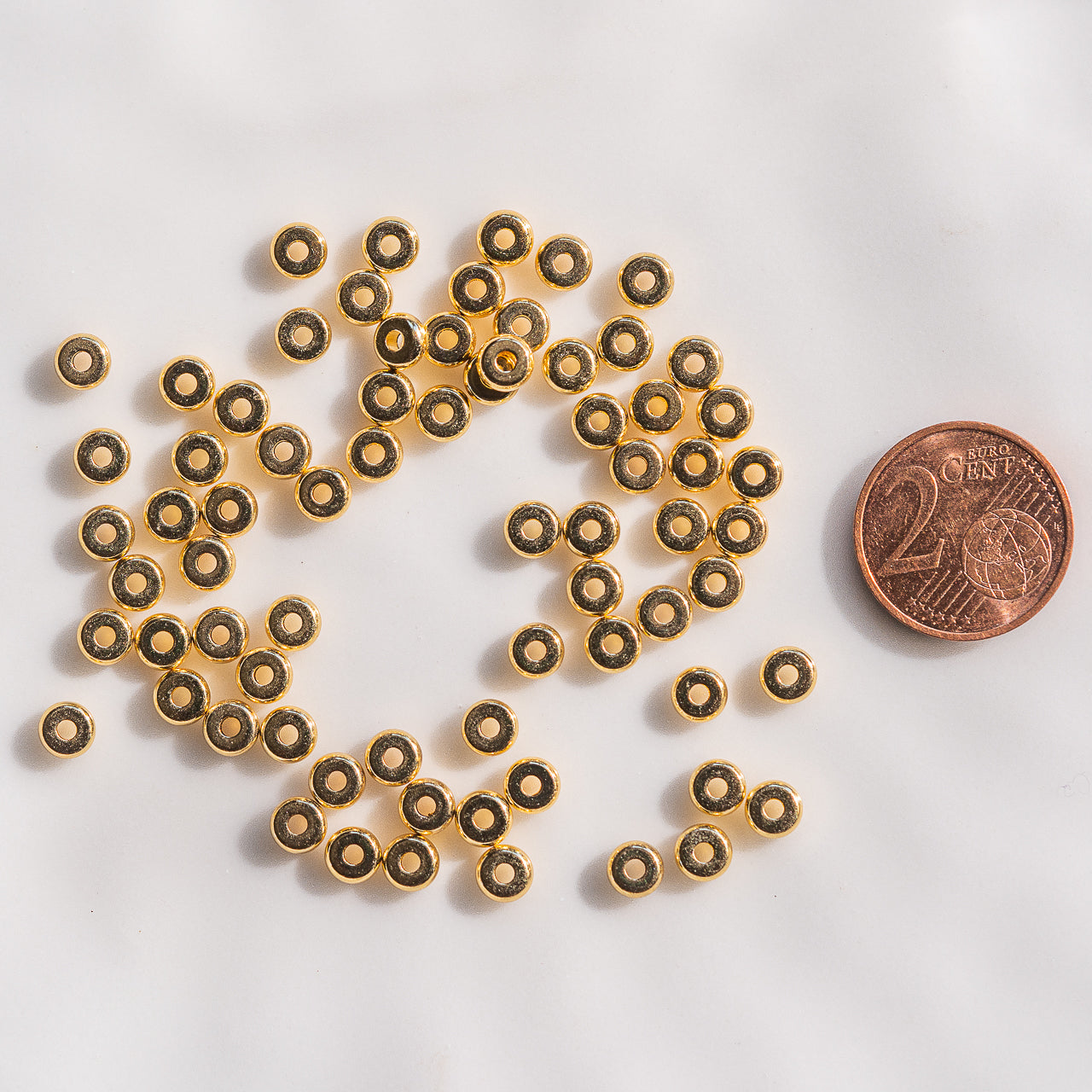 Perles rondelles plates lisses en acier inoxydable plaqué or 18k de 5 x 2 mm ( lot de 6 )