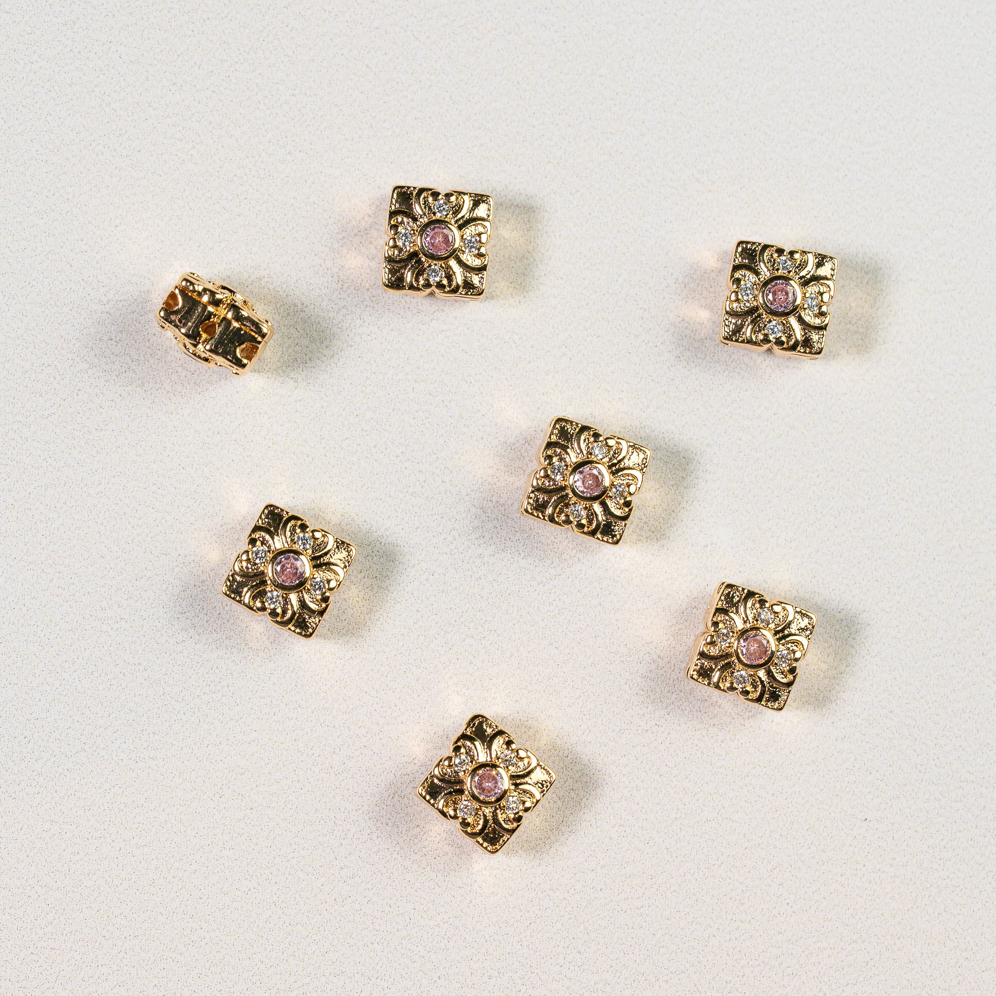 Perles " bijoux " fleur en laiton plaqué or 18k et zirconium de 11 mm ( à l&