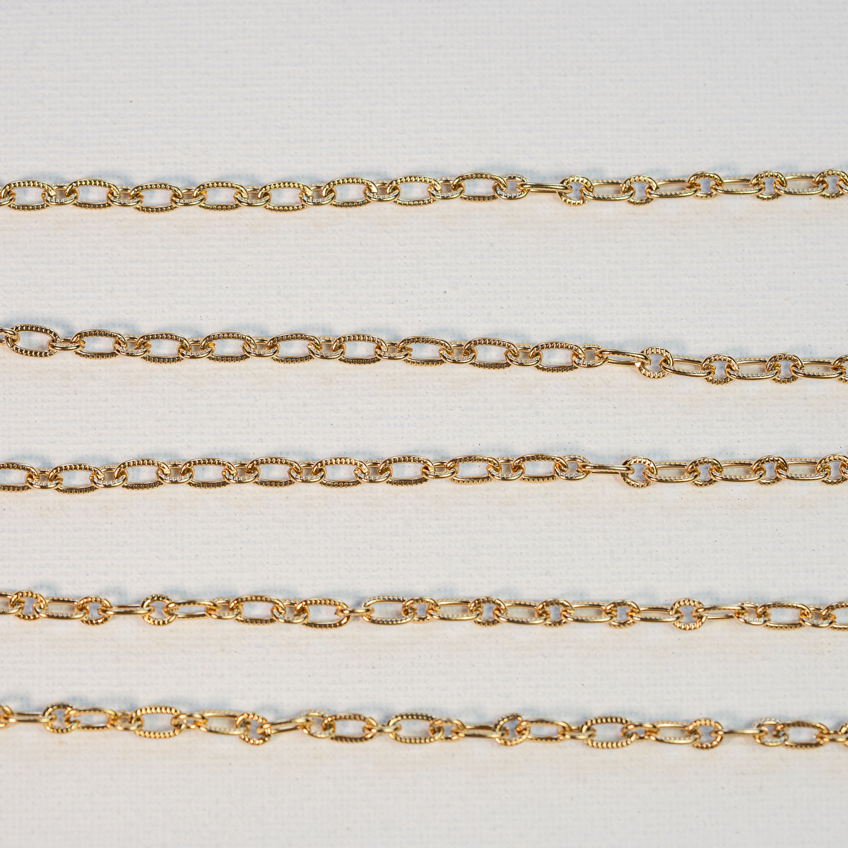 Chaine ovale texturée en acier inoxydable plaqué or 18k de 5/7 mm ( par 50 cm )