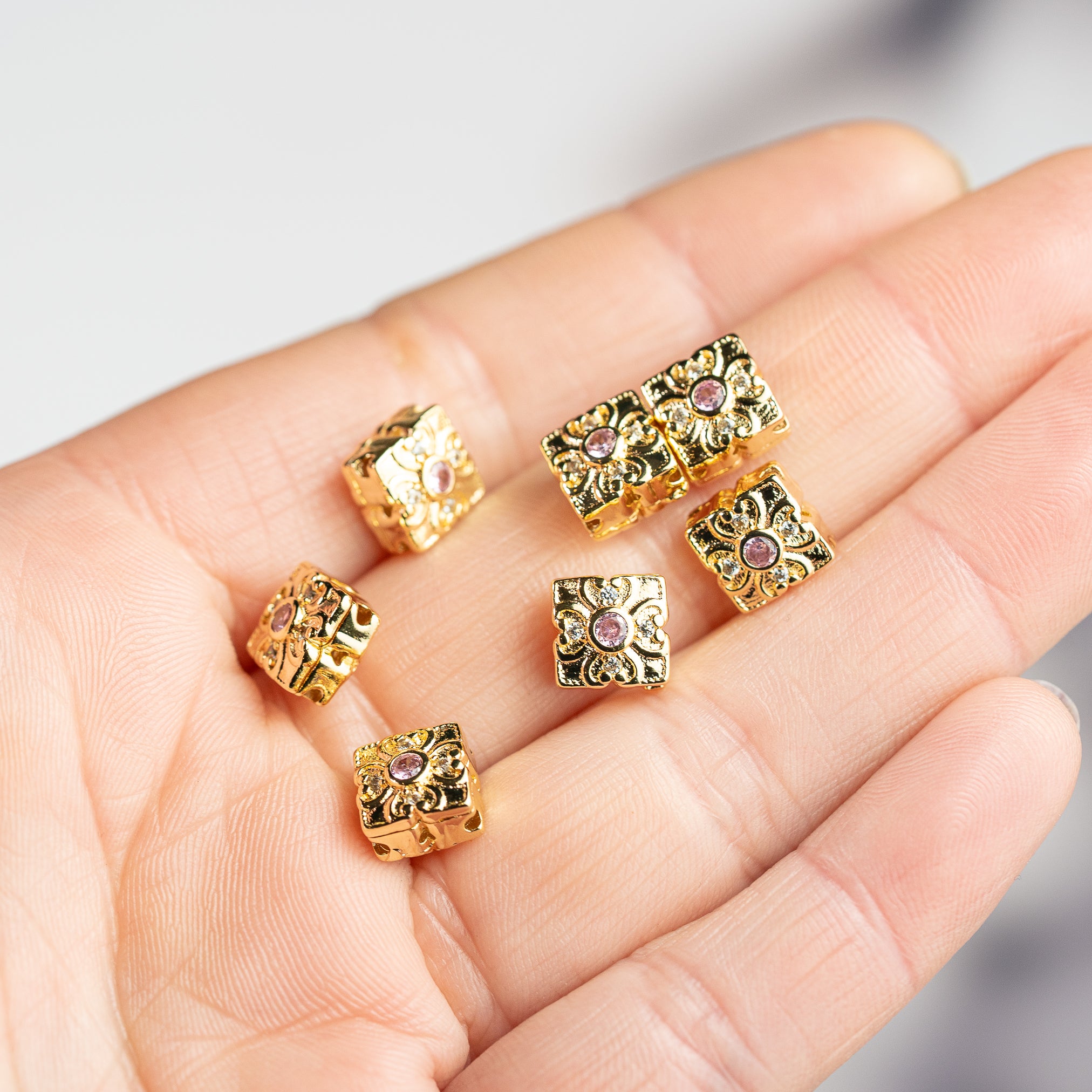 Perles " bijoux " fleur en laiton plaqué or 18k et zirconium de 11 mm ( à l&