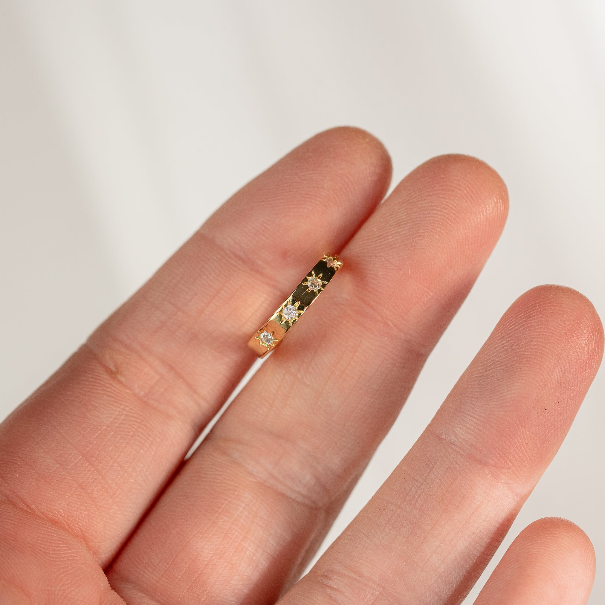 Créoles en laiton plaqué or 18k et étoiles zirconium de 18 mm ( la paire )