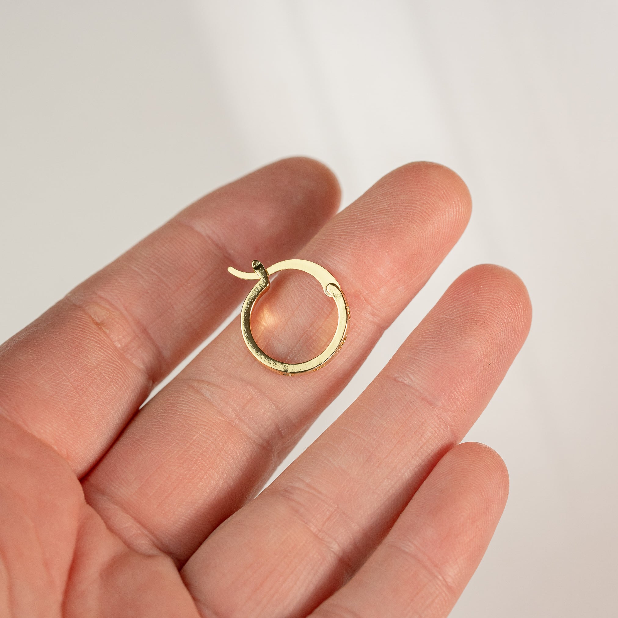 Créoles en laiton plaqué or 18k et étoiles zirconium de 18 mm ( la paire )