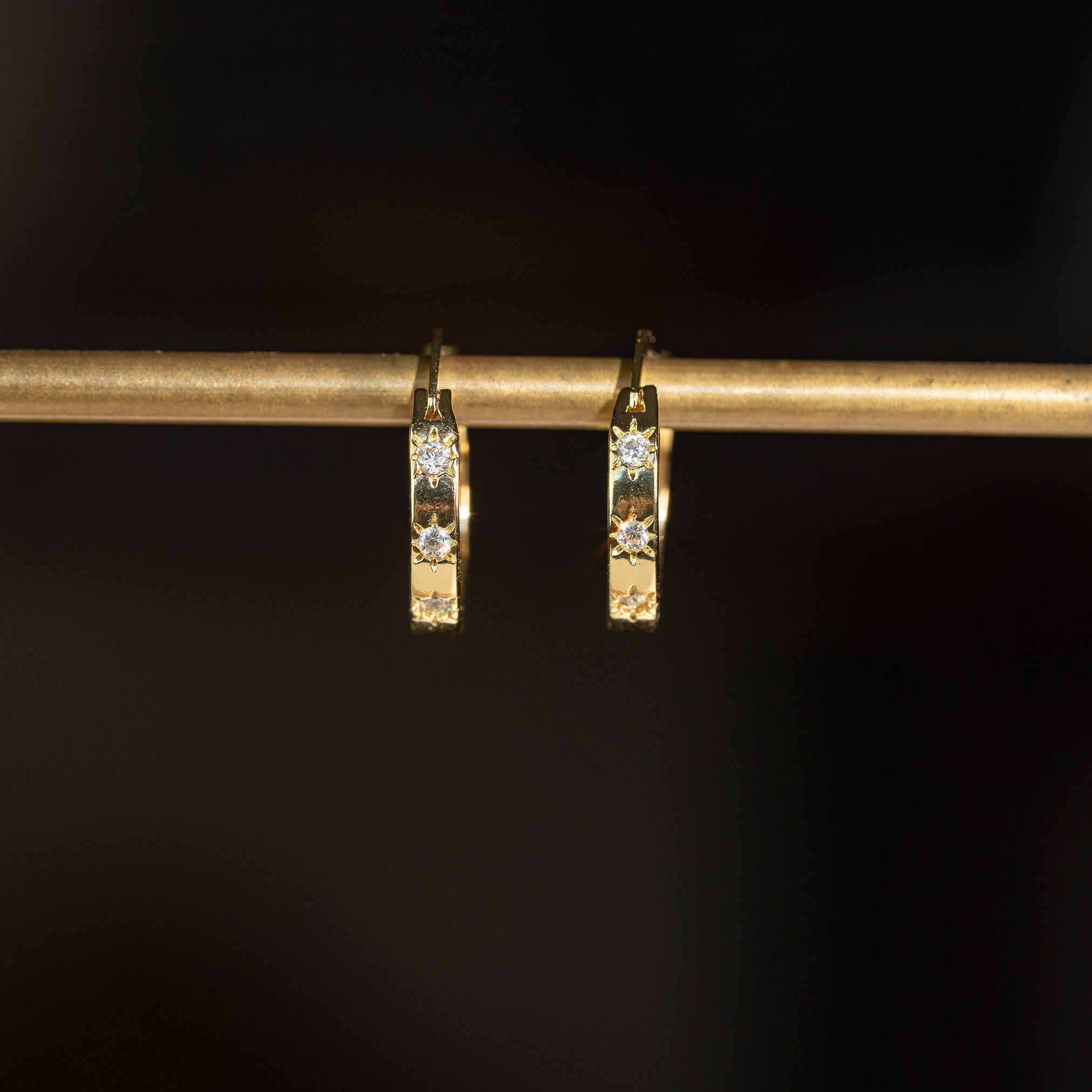 Créoles en laiton plaqué or 18k et étoiles zirconium de 18 mm ( la paire )