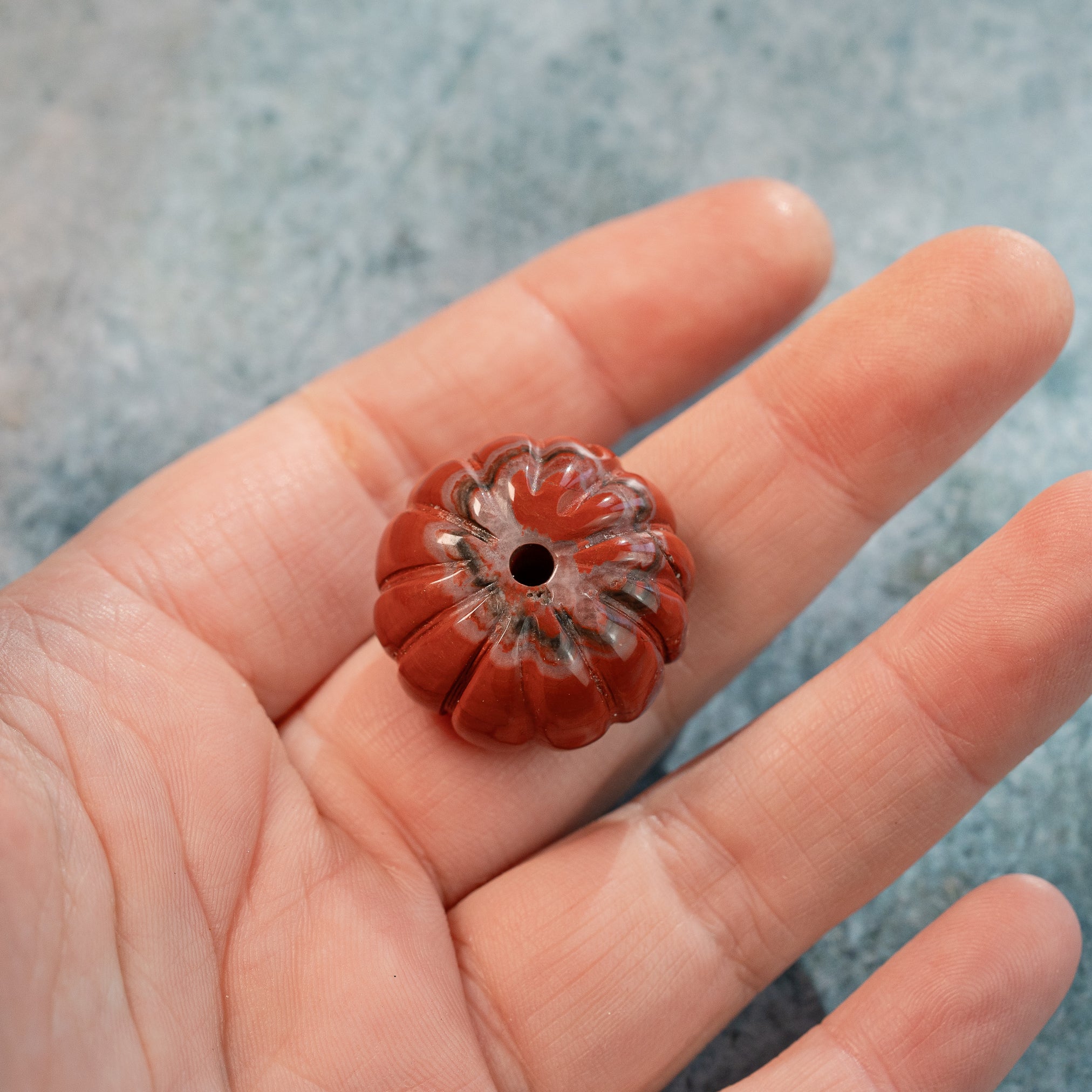 Grosses perles citrouilles sculptées en jaspe rouge de 25 x 18 mm au choix ( à l&