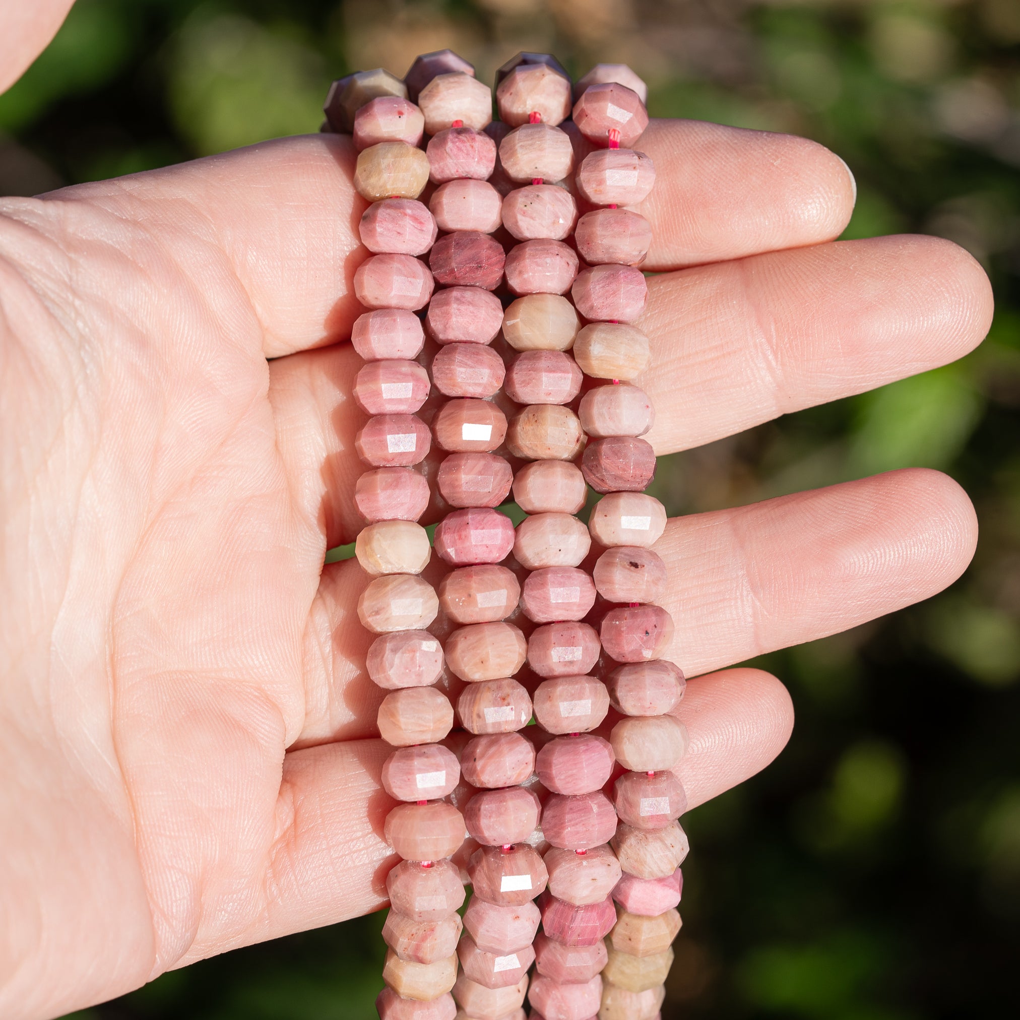 Perles rondelles facettes lanternes/citrouilles de Rhodonite de 8 x 5 mm ( 1/2 rang de env 34 perles )