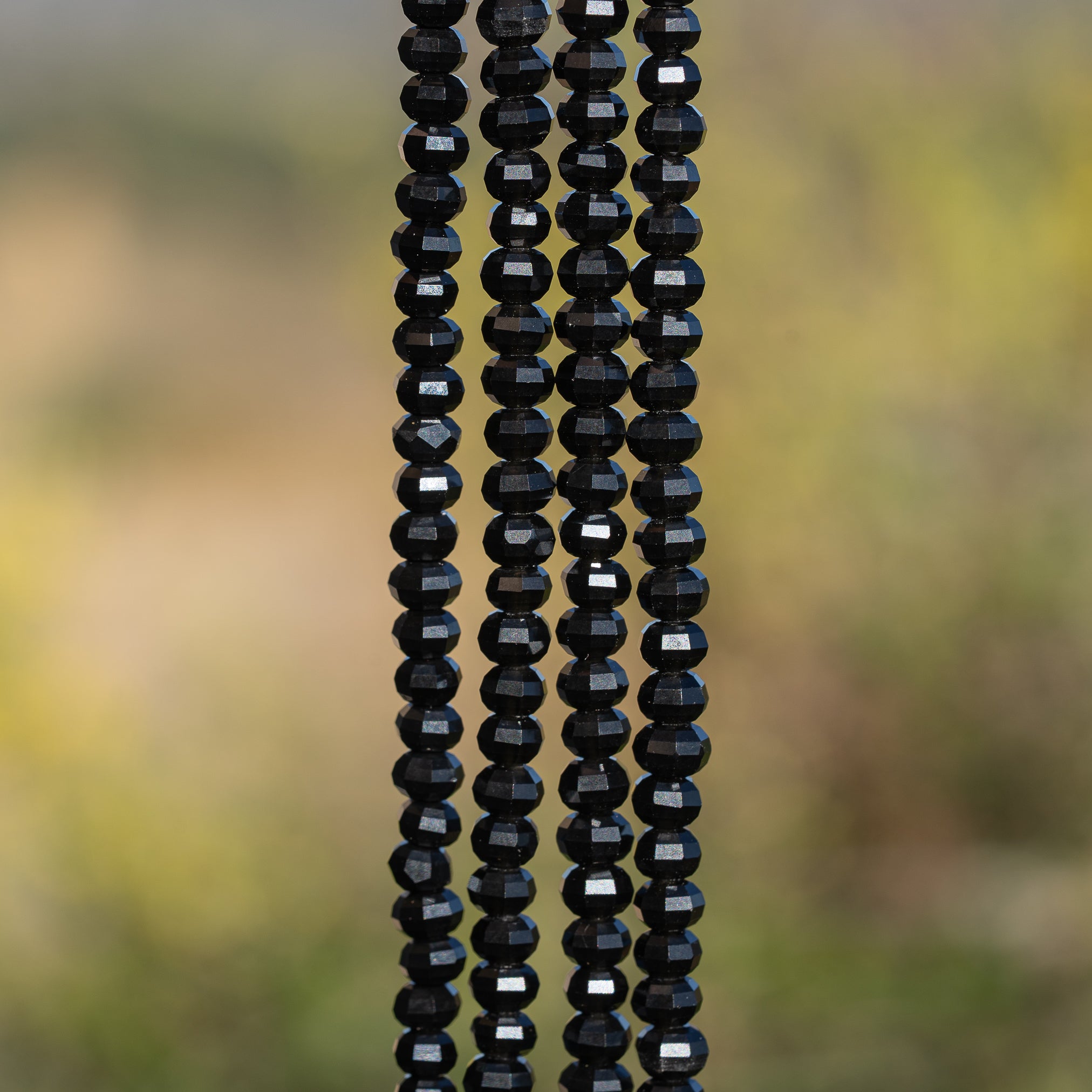 Perles rondelles facettes lanternes/citrouilles en Obsidienne noire de 6 x 4 mm ( 1/2 rang de env 44 perles )