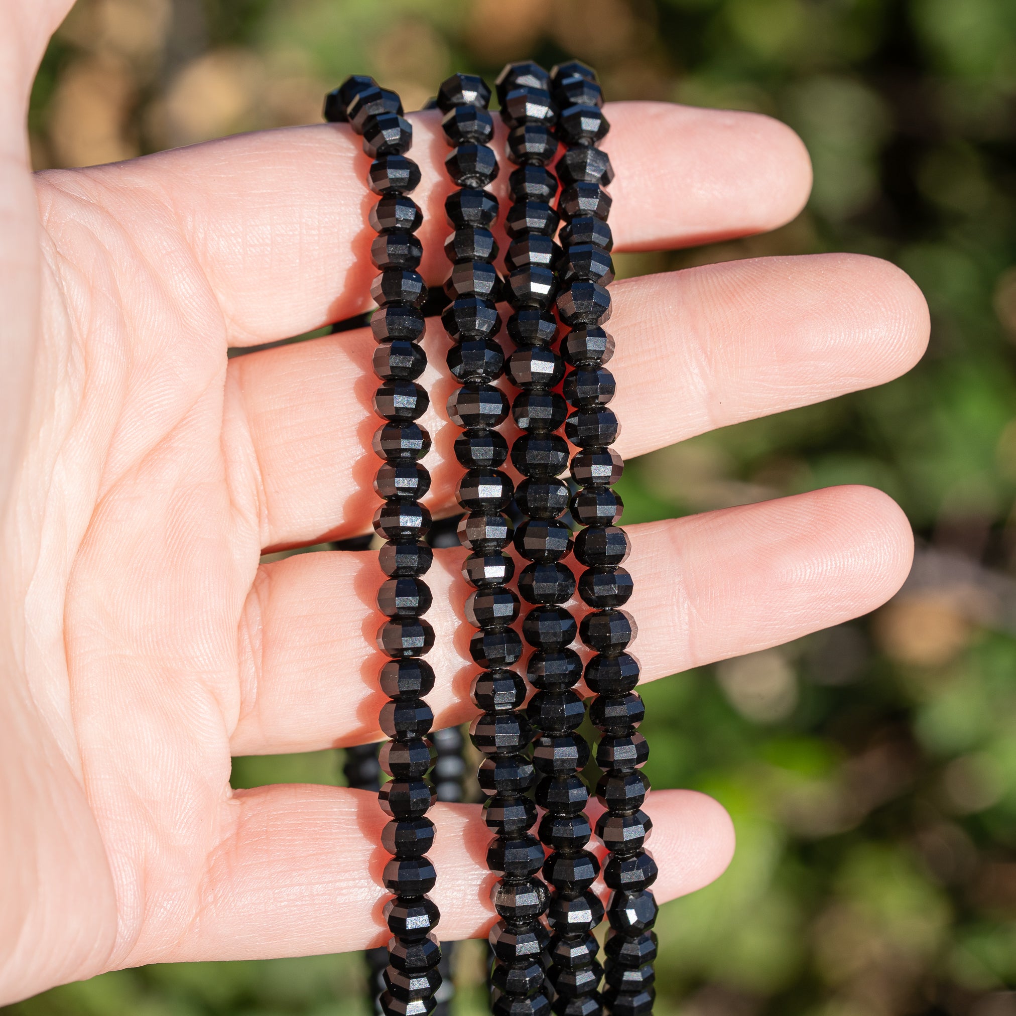 Perles rondelles facettes lanternes/citrouilles en Obsidienne noire de 6 x 4 mm ( 1/2 rang de env 44 perles )