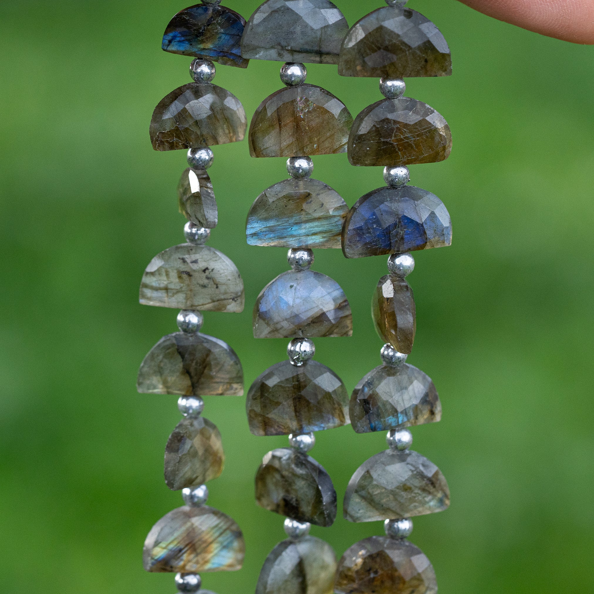 Perles demi-lunes facettes de Labradorite de env 13/15 mm ( lot de 2 perles )