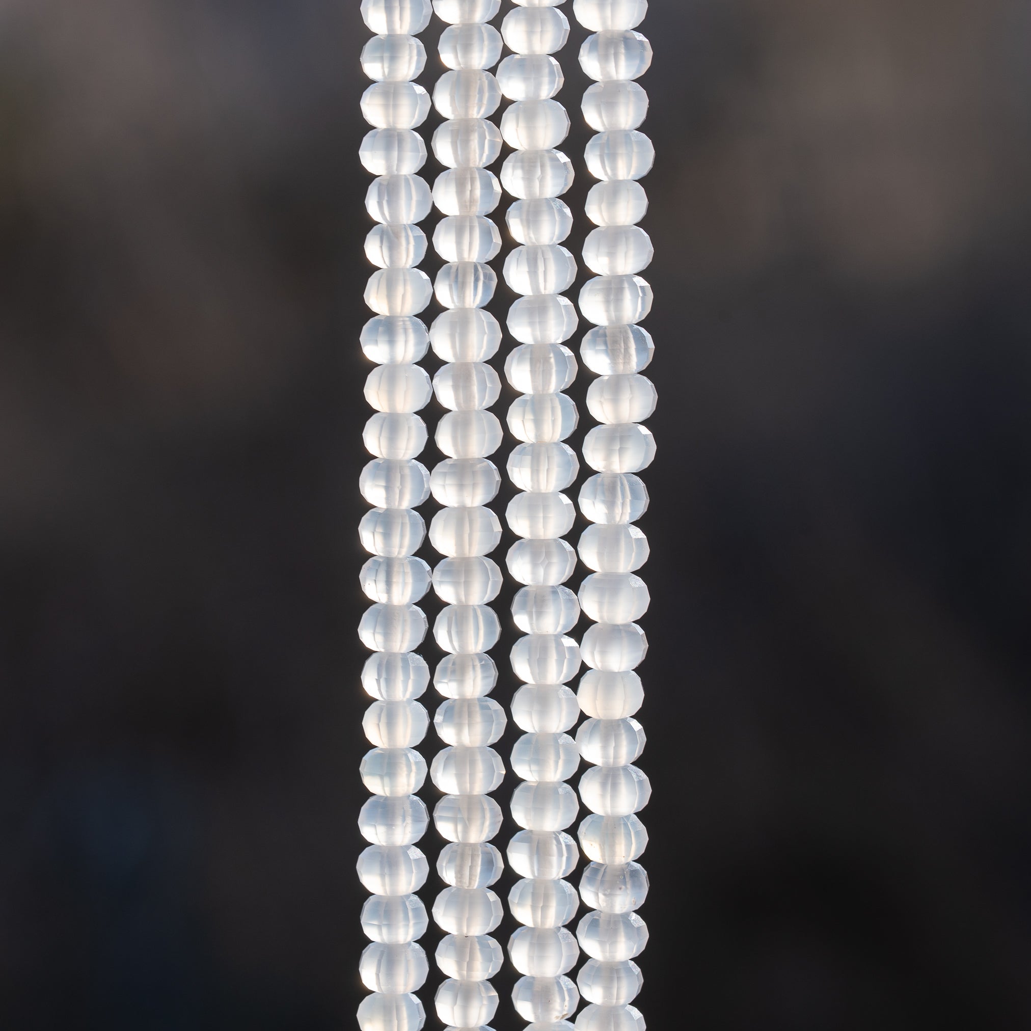 Perles rondelles facettes lanternes/citrouilles en Agate blanche de 5,5/6 x 4 mm ( 1/2 rang de env 46 perles )